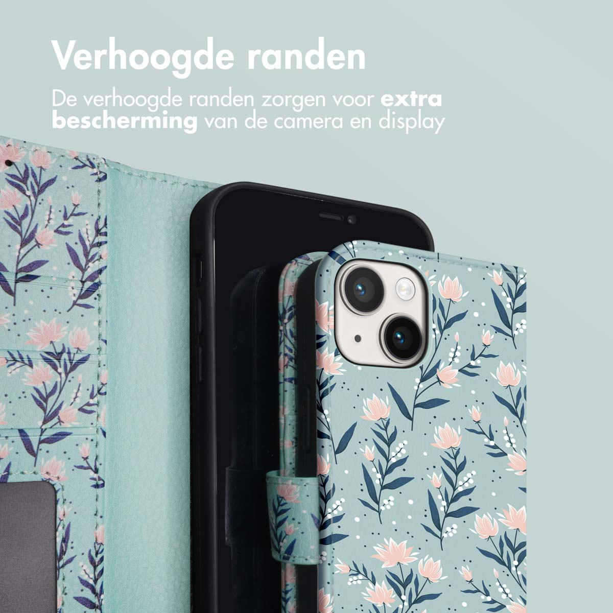Telefon und Hülle mit Blumenmuster. Türkisfarbene Hülle, rosa Blumen, hellblauer Hintergrund. Telefon rechts.
