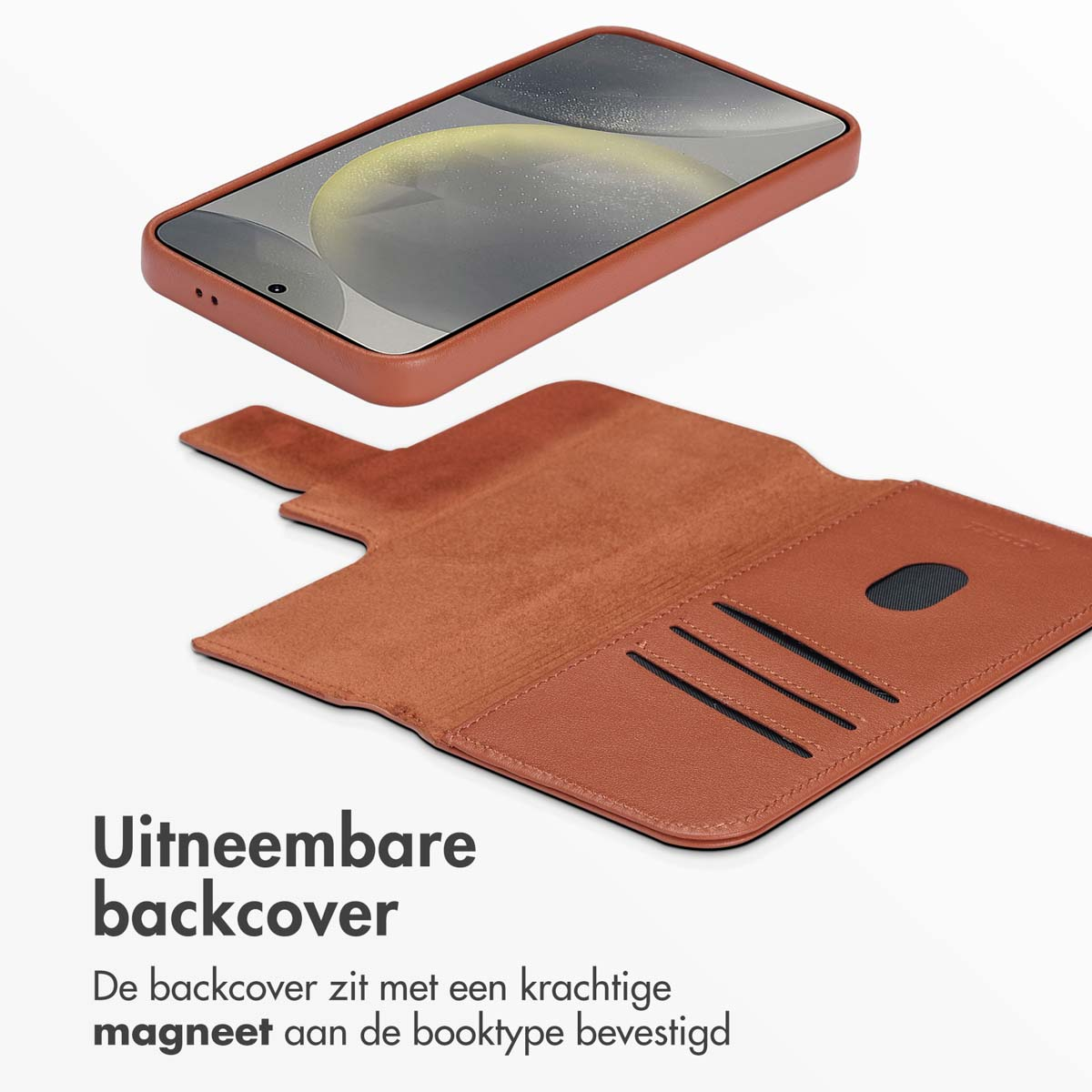 Étui de téléphone en cuir marron et rabat qui se déplie. Le téléphone est visible à l'intérieur. Fond blanc.