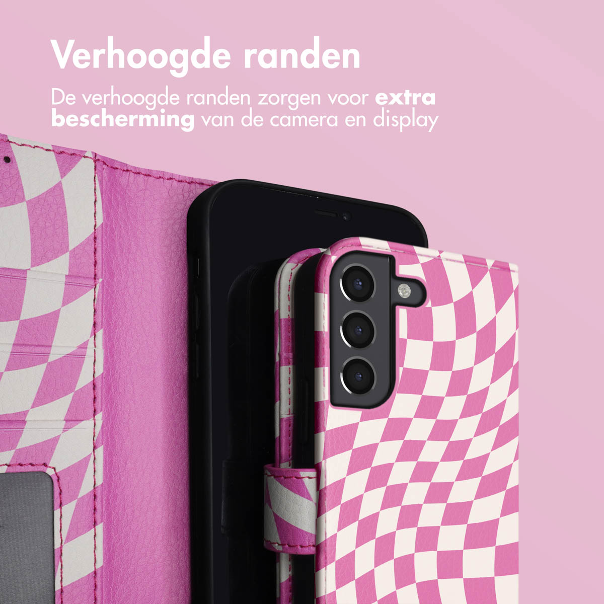 Telefoonhoesje met roze en wit geblokt ontwerp en een telefoon erin.