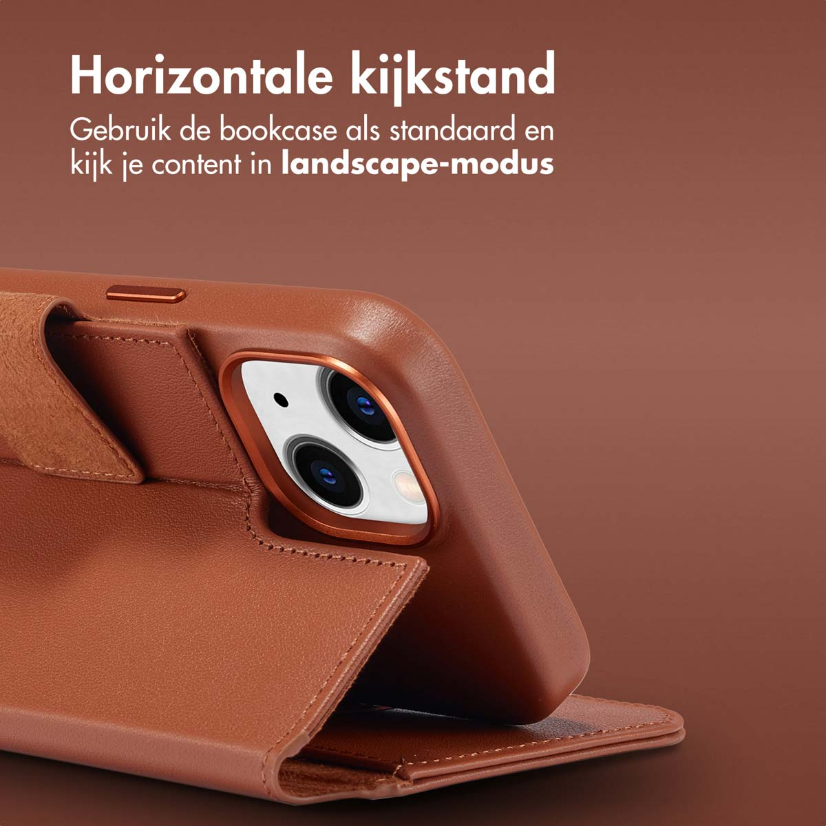 Bruine telefoonhoes met telefoon. Tekst: Horizontale stand. Gebruik de hoes als standaard.