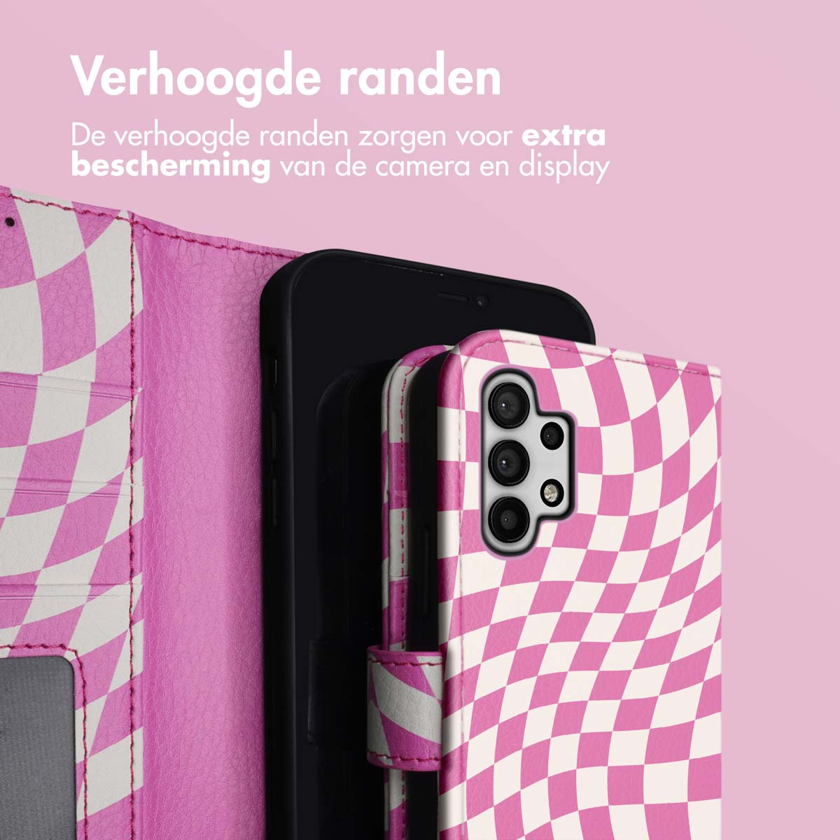 Telefoonhoesje met een roze en wit geblokt patroon, met een telefoon erin.