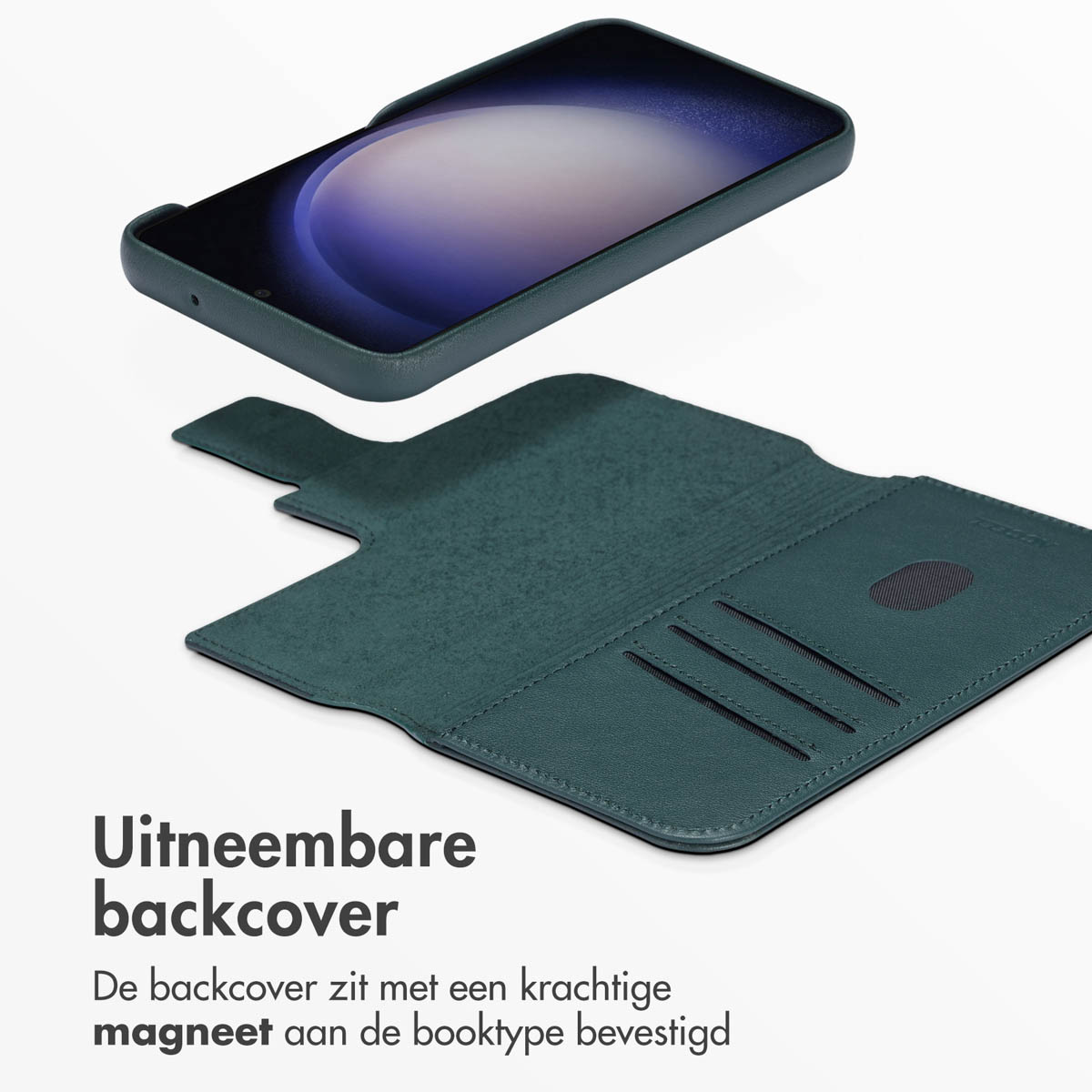 Groene telefoonhoes met een telefoon erin, open. De hoes heeft sleuven voor kaarten. Witte achtergrond.