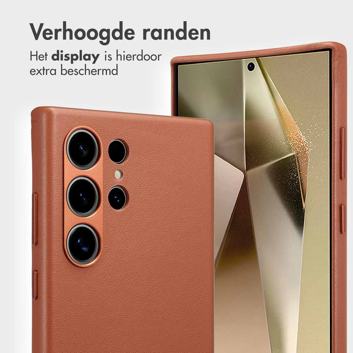 Coque de téléphone marron. Trois objectifs. Téléphone sur le côté droit. Coque de téléphone marron foncé.