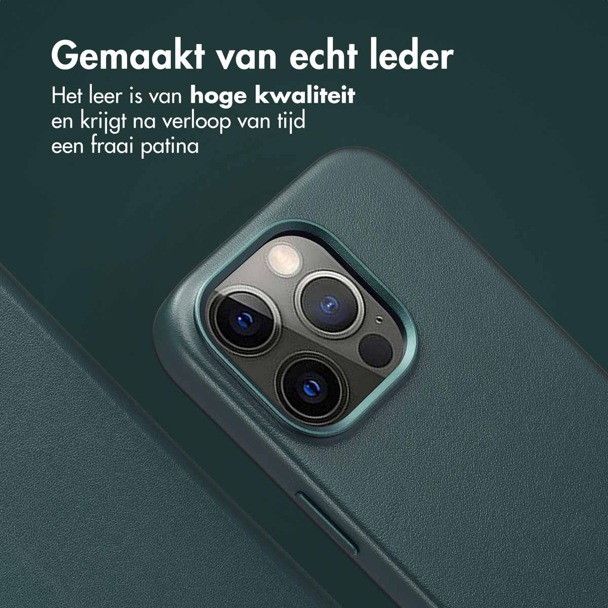 Coque de téléphone vert foncé avec téléphone à l'intérieur. En cuir véritable. Trois caméras visibles.