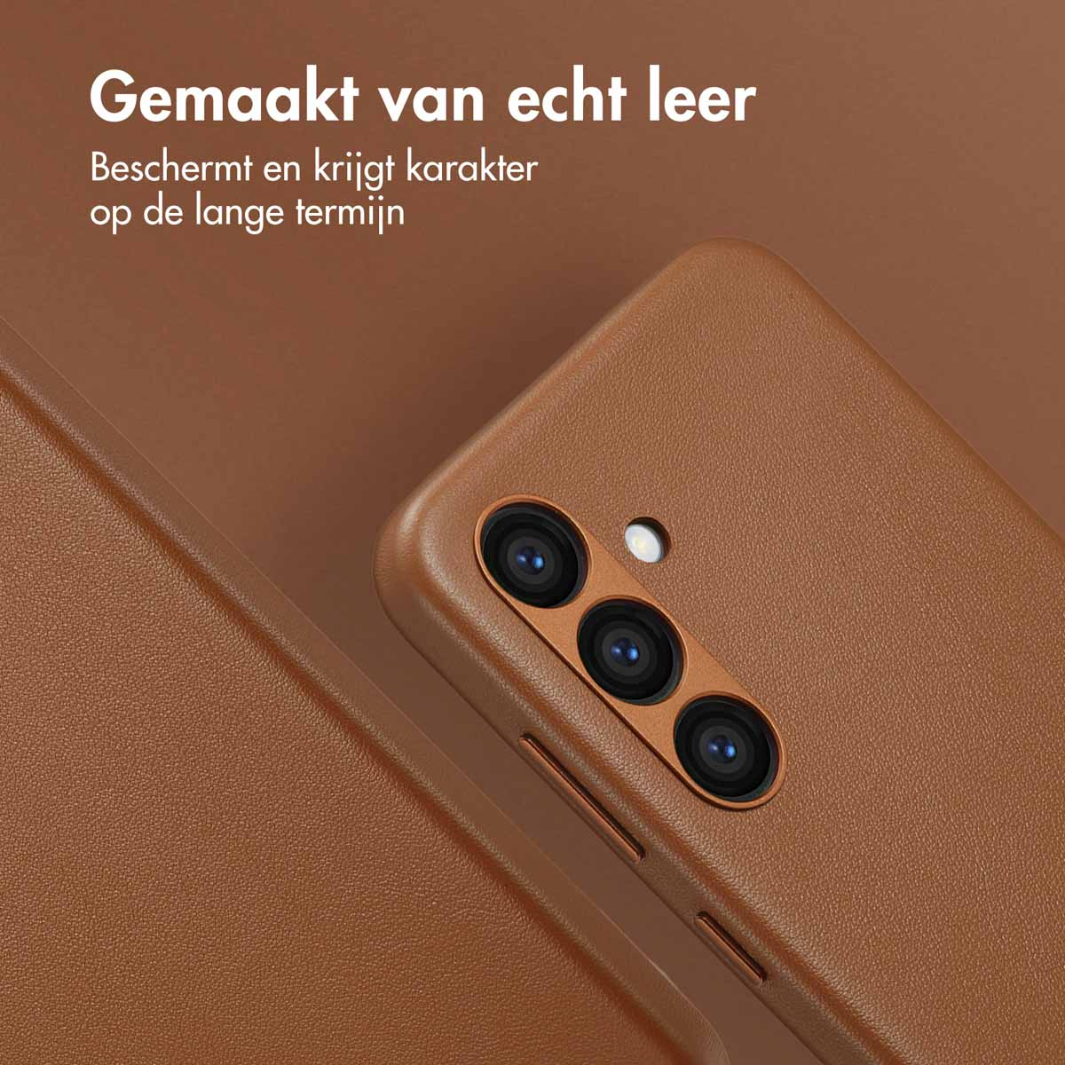 Bruine leren telefoonhoes. Telefoon met camera. Bruine achtergrond.