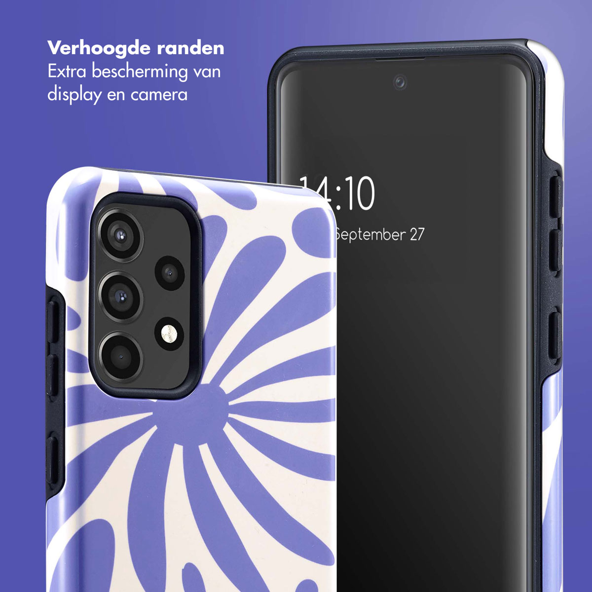Telefoonhoesje met blauwe en witte bloemen, en een zwarte telefoon met tekst over de verhoogde randen.