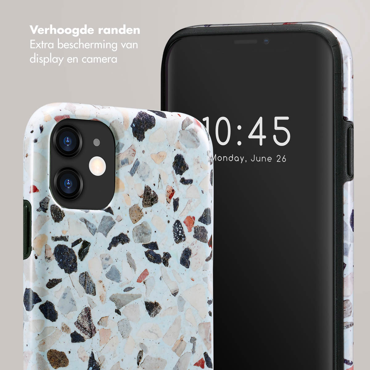 Telefoon met een hoesje. Terrazzo patroon is zichtbaar op de hoes.