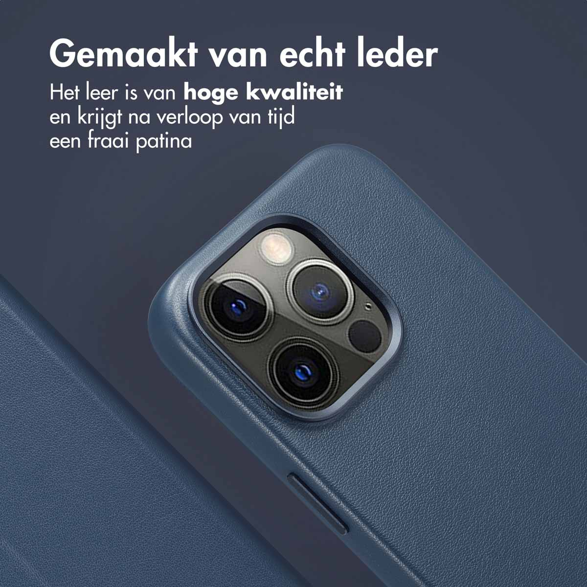 Blauwe telefoonhoes, close-up, toont het camera gebied. Gemaakt van echt leer.