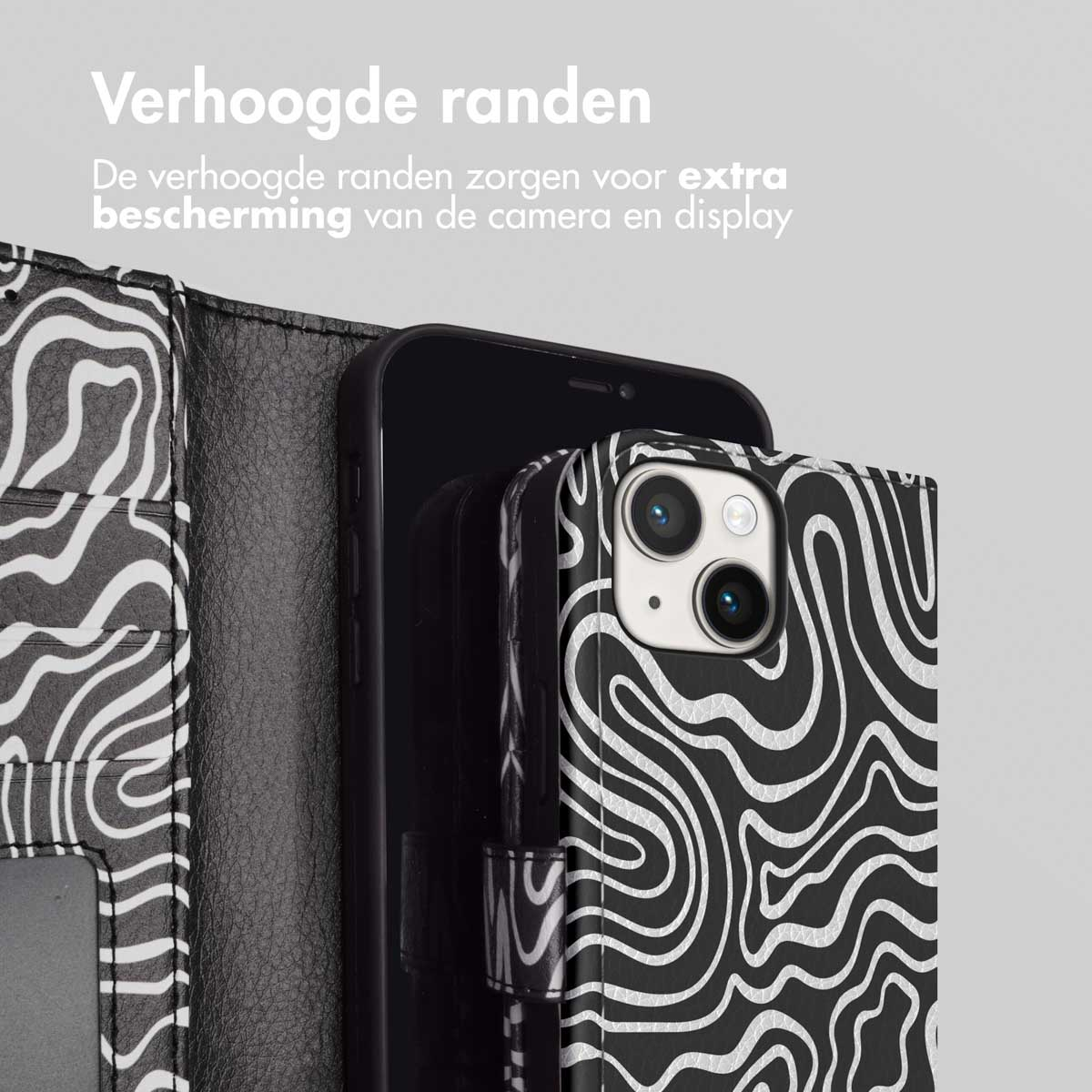 Zwart-wit patroon telefoonhoesje staat op een zwarte telefoon. Een portemonnee-hoesje is links zichtbaar.