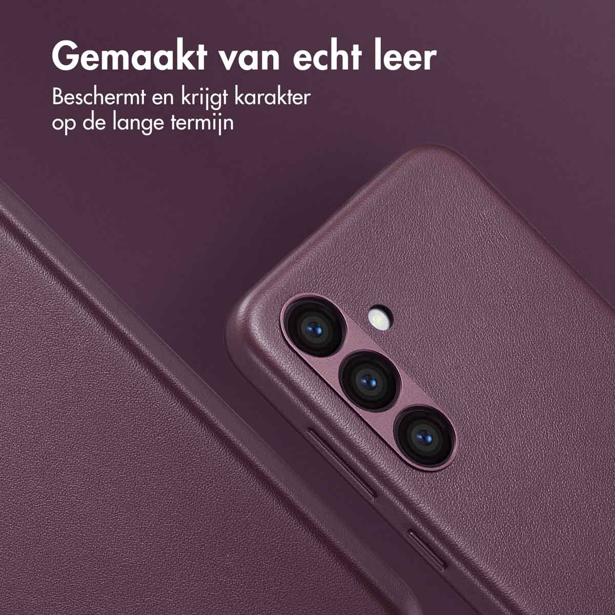 Paarse telefoonhoes met een telefoon erin. Drie cameralenzen zijn zichtbaar.