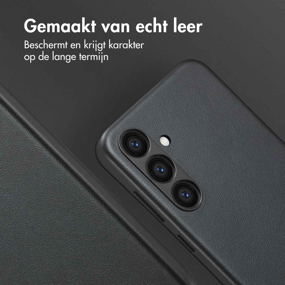 Close-up van een donkergrijze telefoon met een camera. De telefoonhoes is donkergrijs.