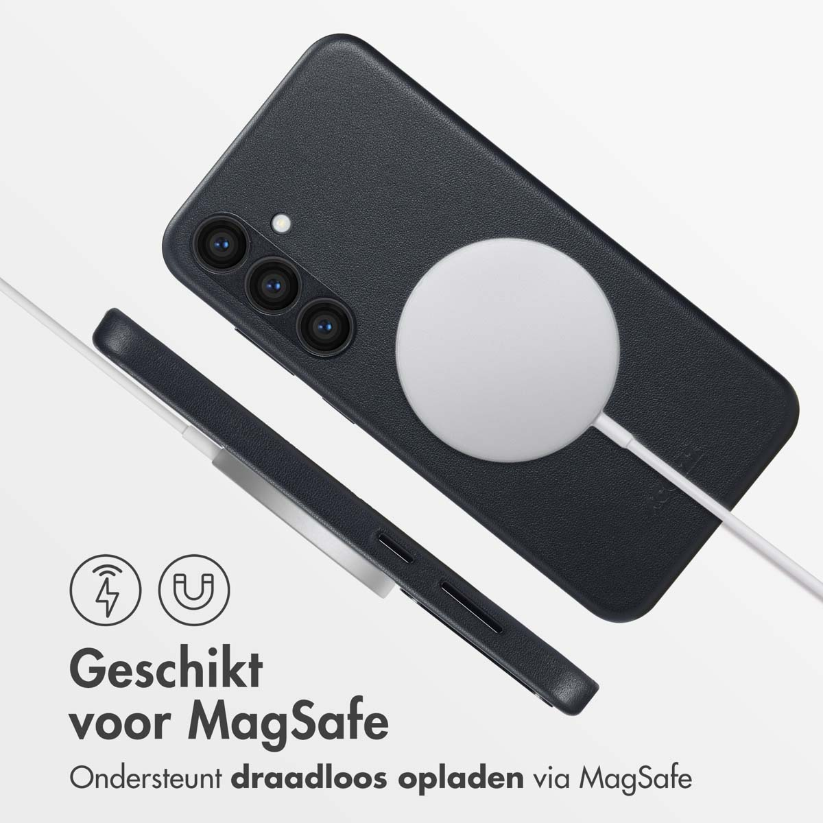 Zwarte telefoonhoes met een witte draadloze oplader. Tekst zegt "Geschikt voor MagSafe". De case heeft uitsparingen.