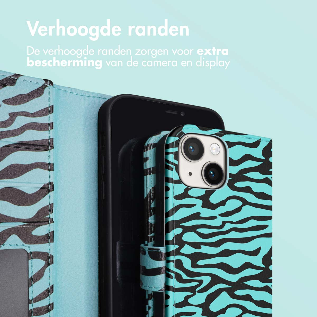 Telefoon in een hoesje met blauwe en zwarte zebraprint. De hoes is open.