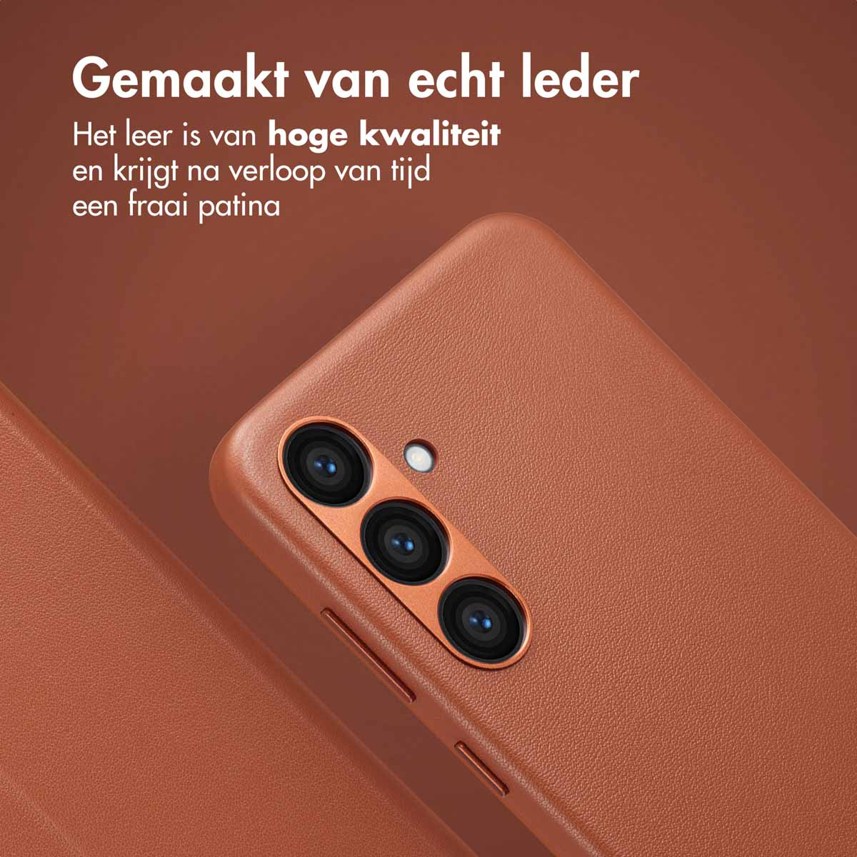 Close-up van een bruine telefoonhoes. Tekst: Gemaakt van echt leer. Het leer is van hoge kwaliteit en krijgt patina.