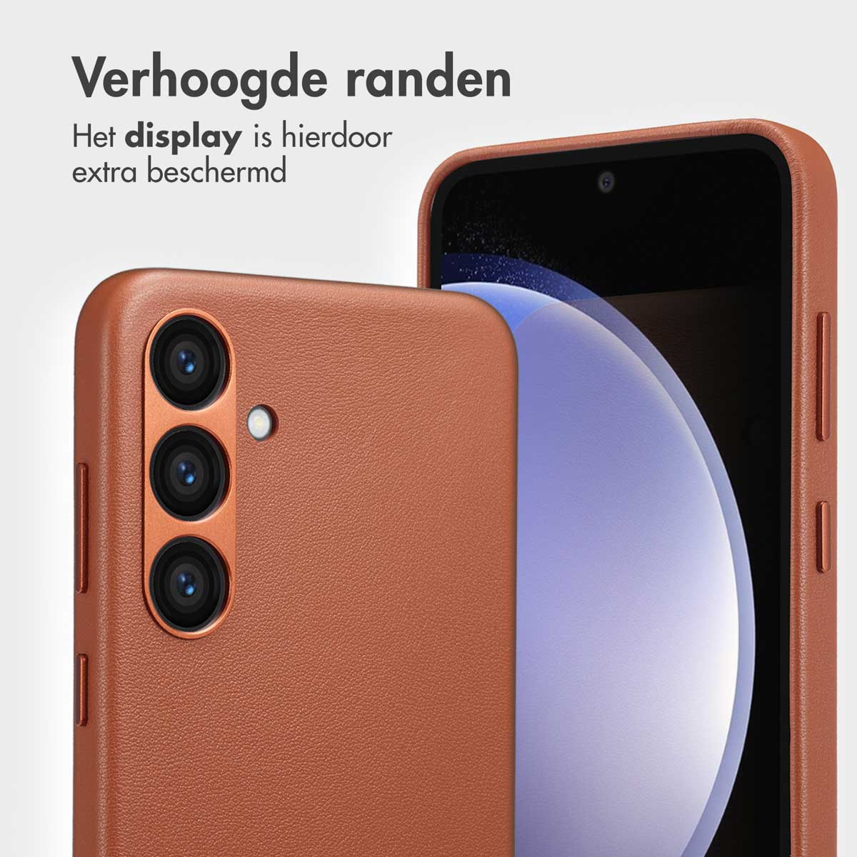 Oranje telefoonhoesje met drie cameralenzen. Het scherm van de telefoon is rechts zichtbaar.