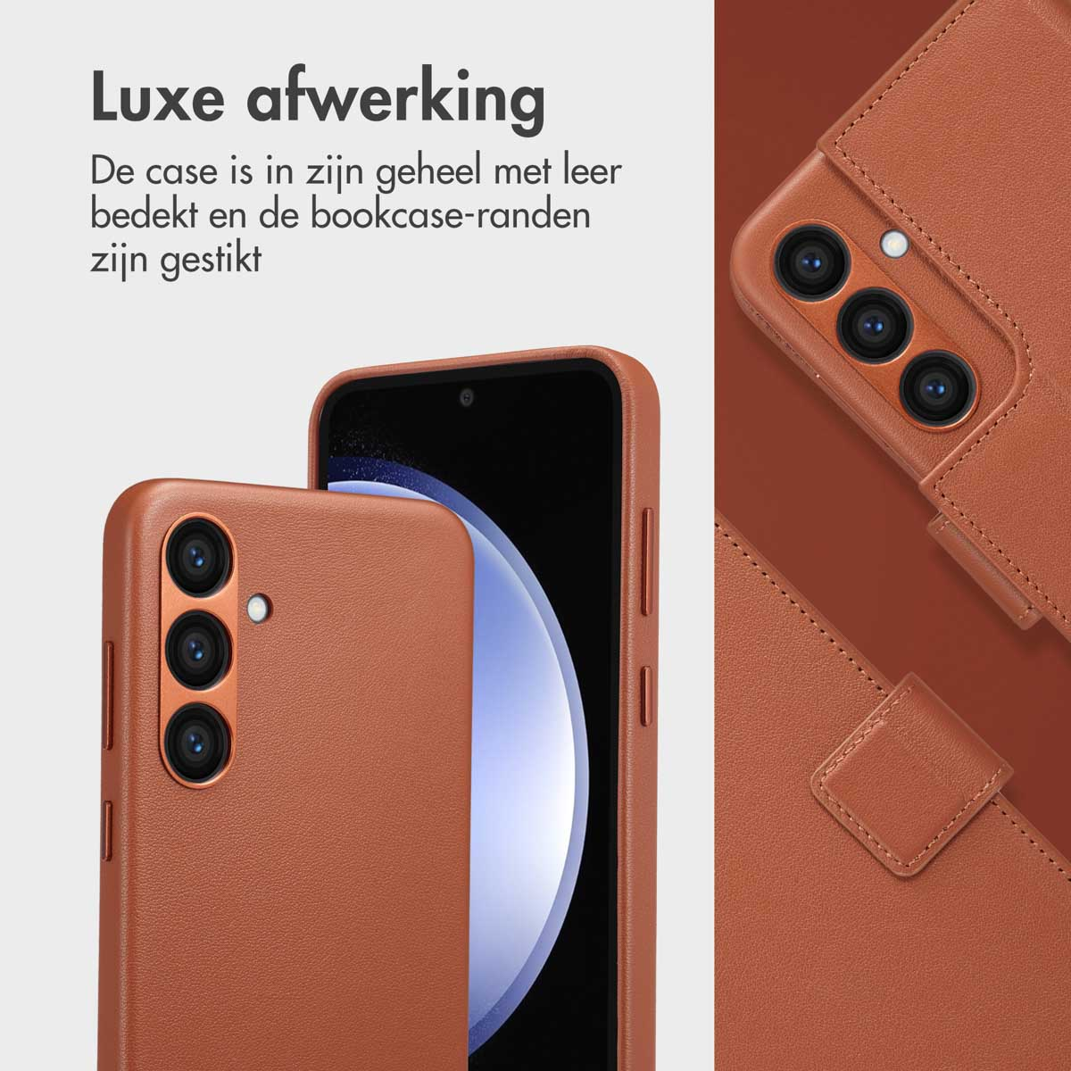Een bruine telefoonhoes en een telefoon. De hoes bedekt de telefoon. De achtergrond is wazig.