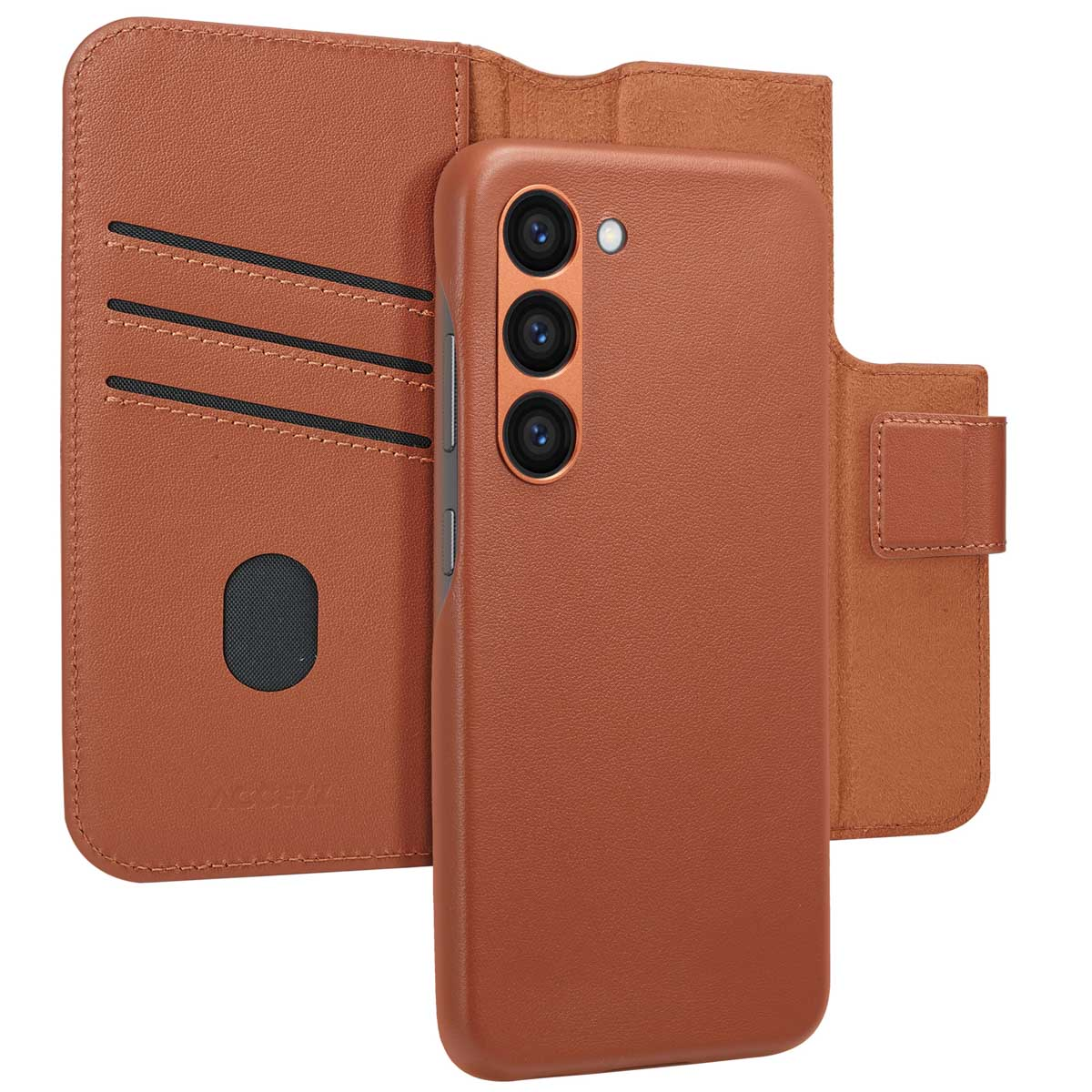 Étui marron avec fentes pour cartes, rabat ouvert, montrant un téléphone avec triple caméra.