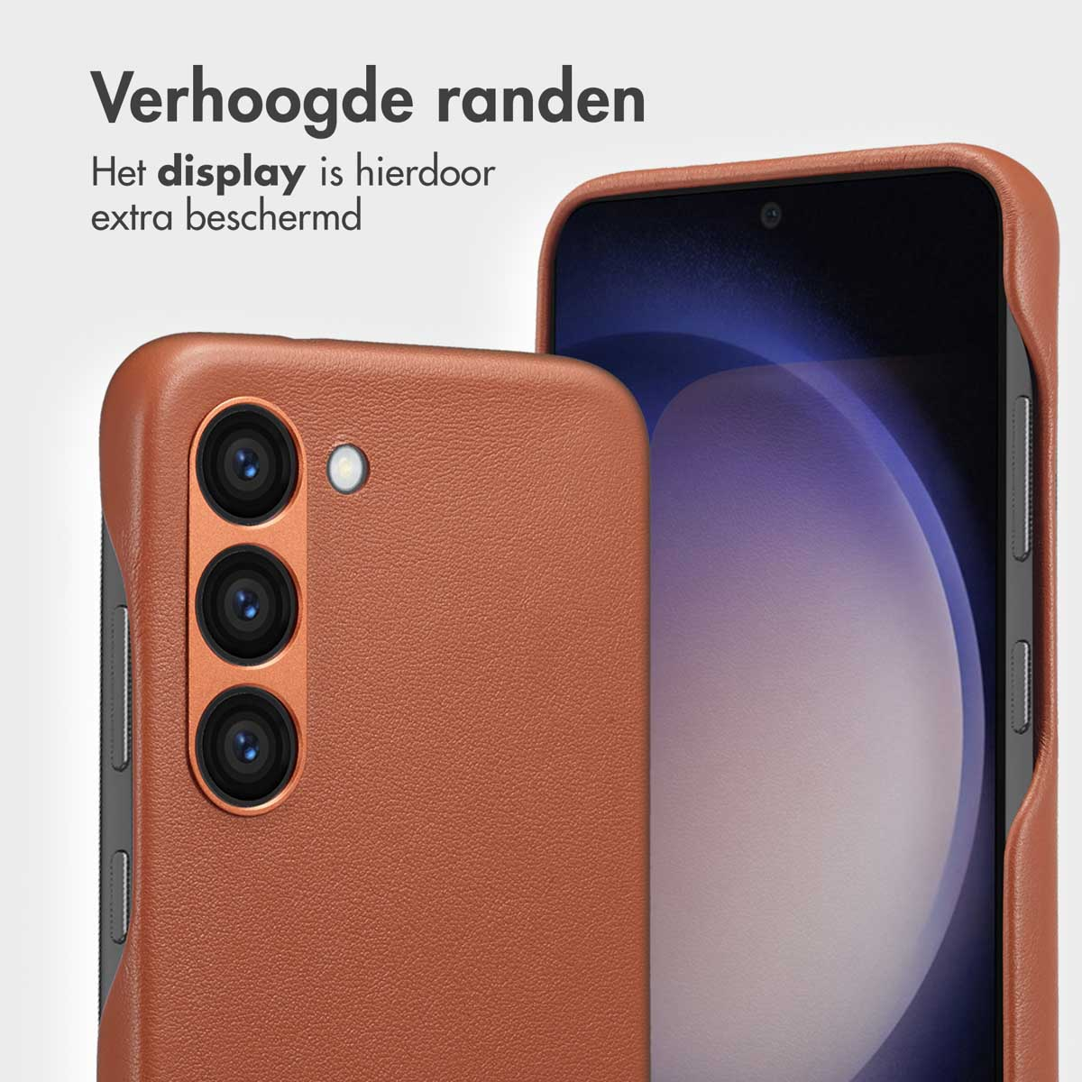 Coque de téléphone orange avec trois lentilles de caméra. L'écran du téléphone est visible à droite.