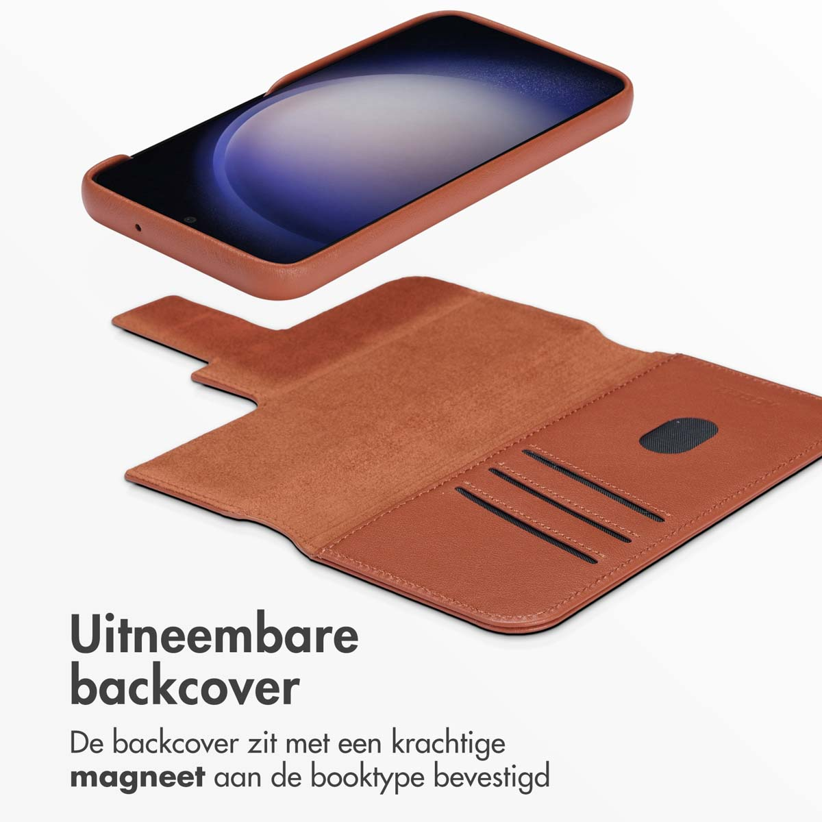 Coque de téléphone marron, ouverte, avec des emplacements pour cartes. Un téléphone repose dessus.