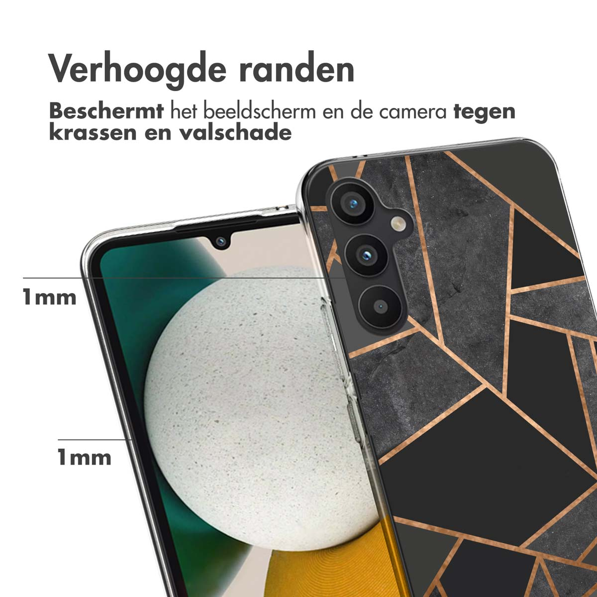 Zwart en goud geometrisch telefoonhoesje. De telefoon is zichtbaar in de hoes.