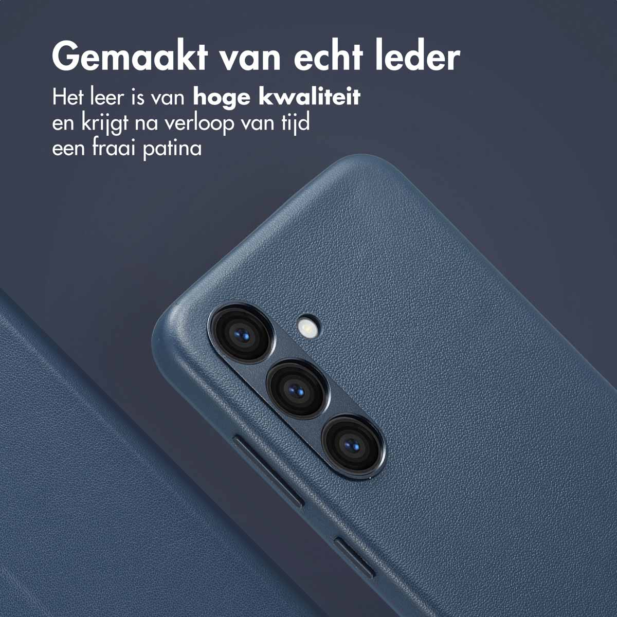 Blauwe telefoonhoes met cameralenzen. De tekst zegt 'Gemaakt van echt leer'.