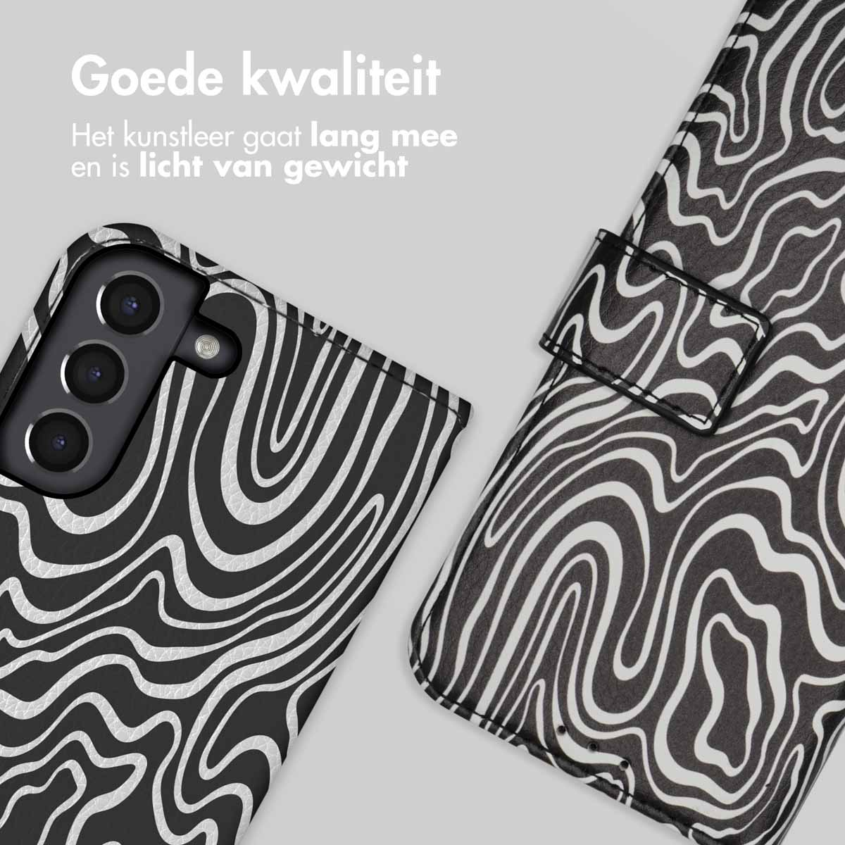 Close-up van een telefoonhoesje met zwart-wit golfpatroon.