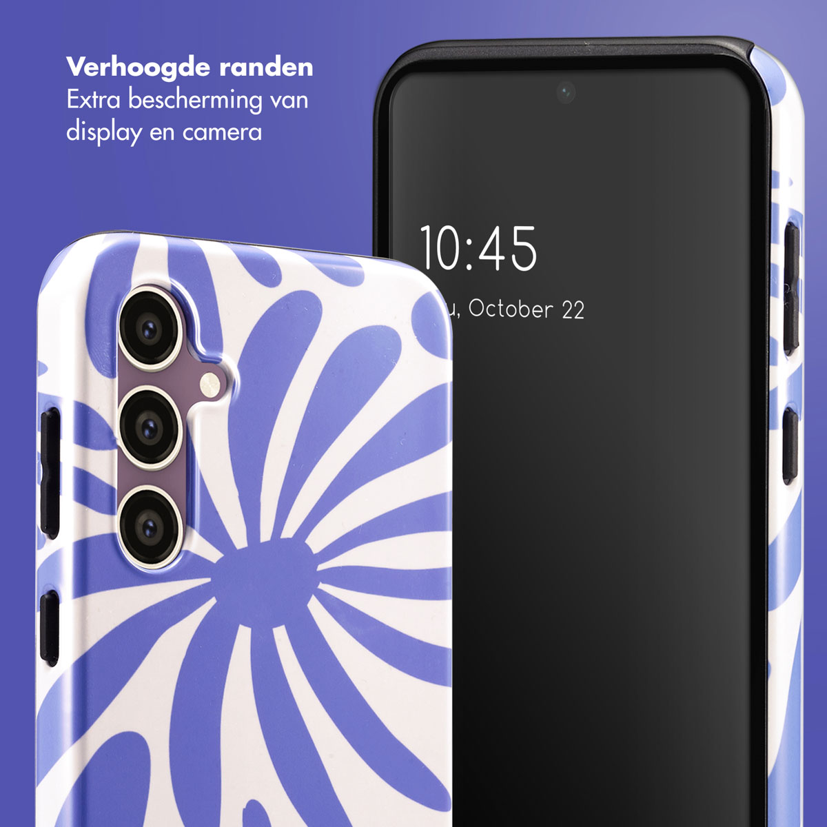 Een telefoonhoesje met een blauw en wit bloemmotief. Een telefoon aan de rechterkant met tijd.