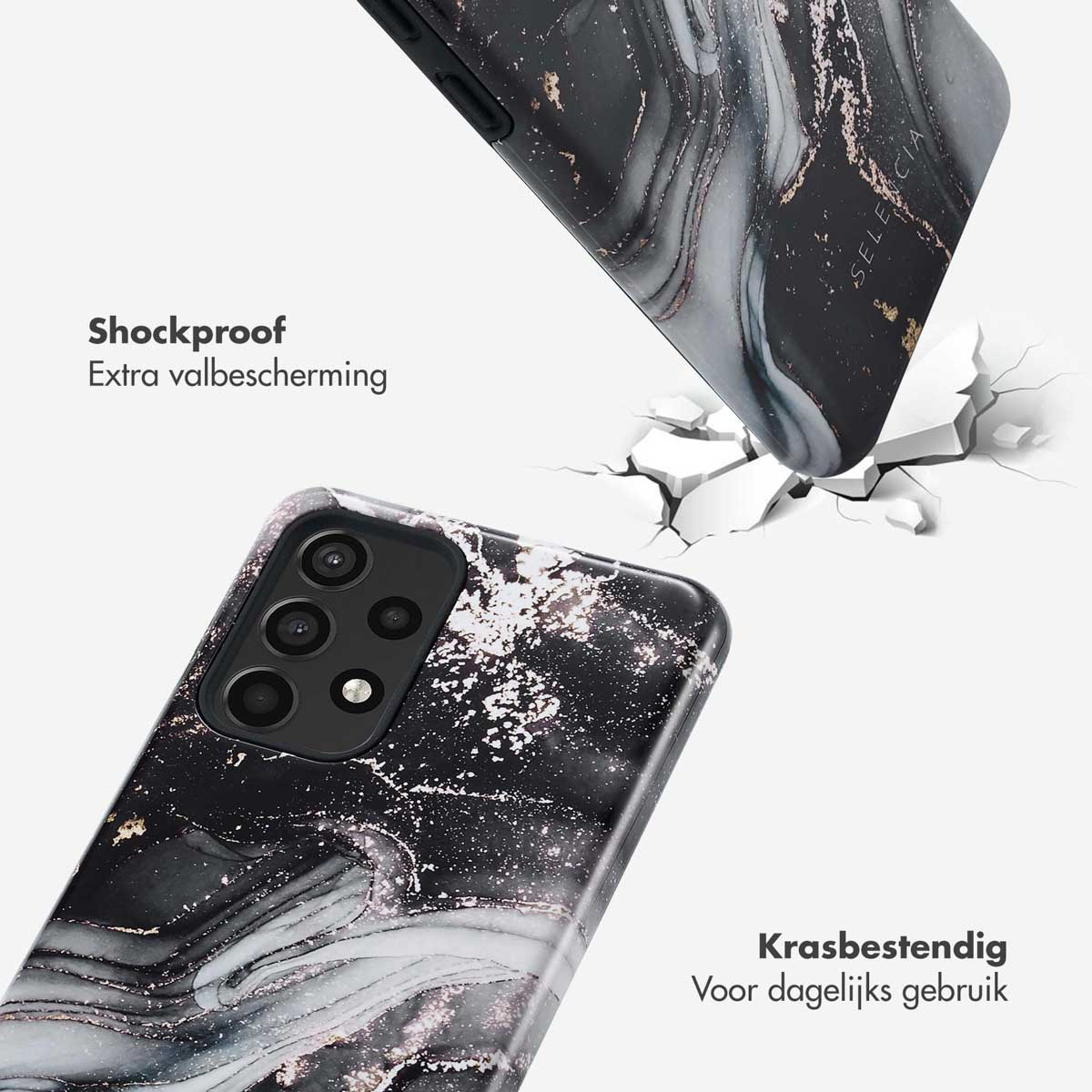 Een zwart-witte marmeren telefoonhoes barst. De hoes valt, toont scheuren en een witte achtergrond.