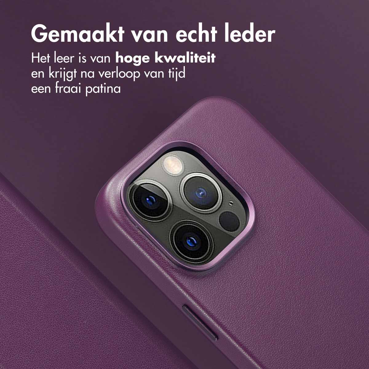 Coque de téléphone violette. La coque est lisse et couvre l'arrière. Elle a des découpes pour l'appareil photo. La coque est en cuir.