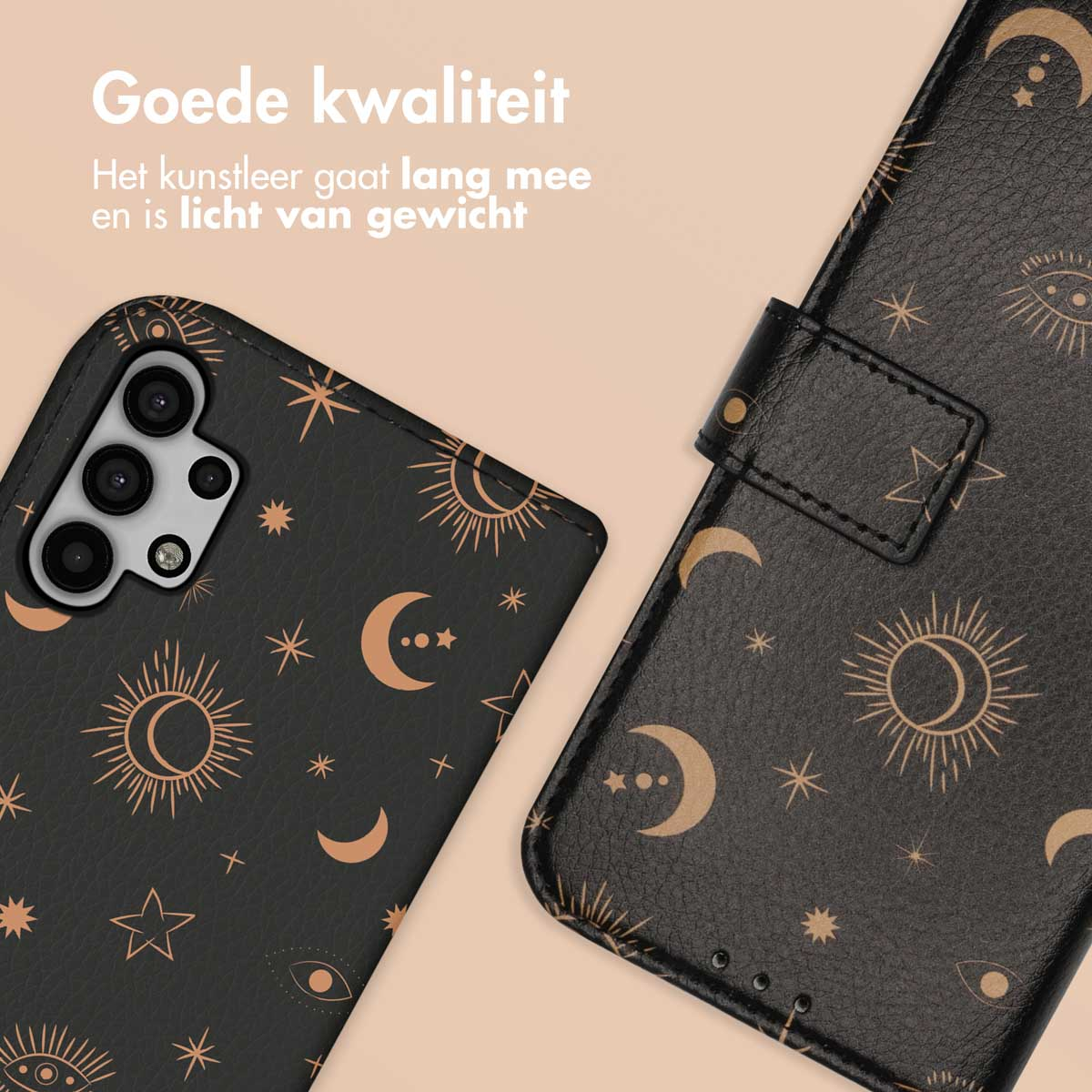 Zwarte telefoonhoes met een gouden hemels ontwerp en een zwarte telefoon. De hoes is open.
