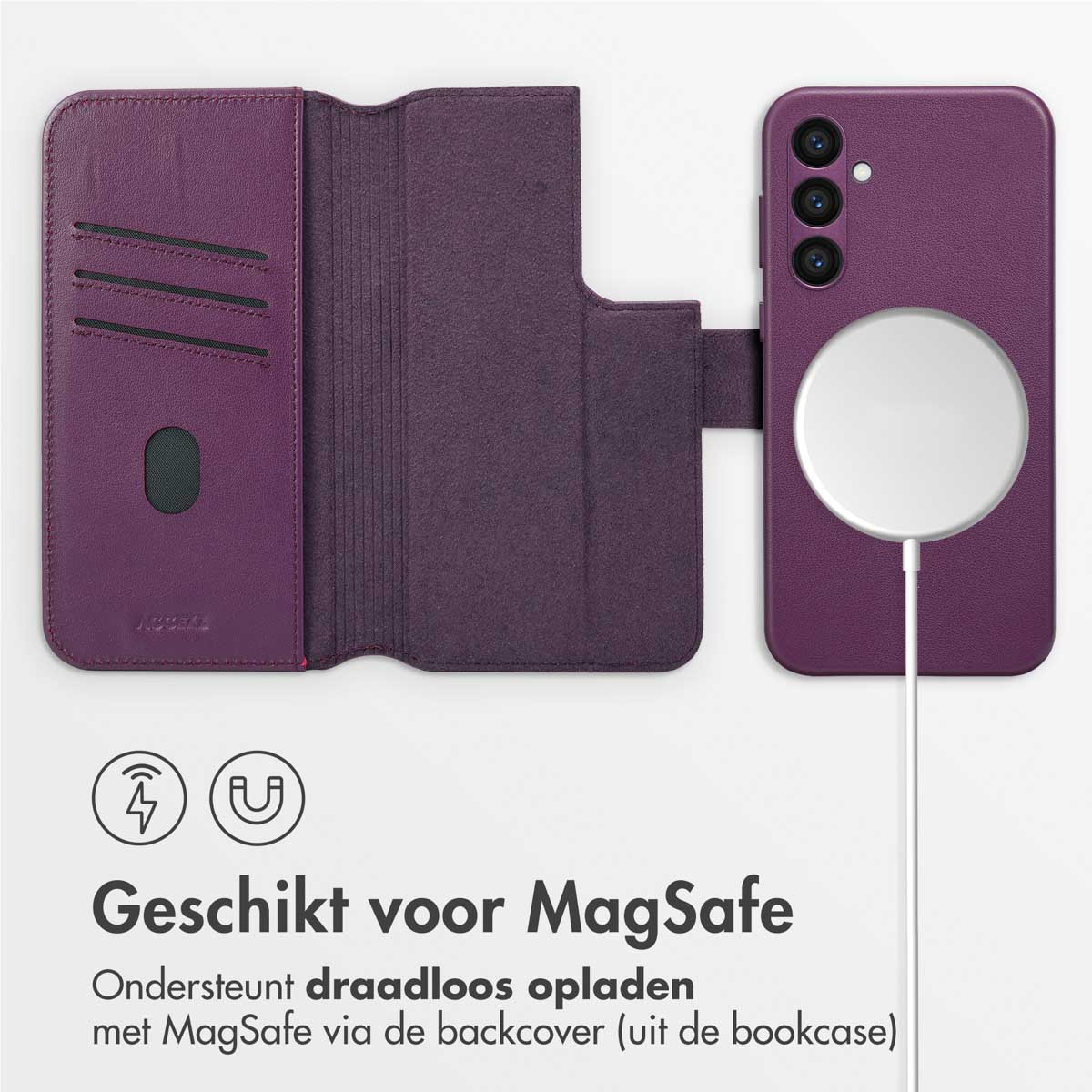 Étui de téléphone violet, ouvert, avec fentes pour cartes. Téléphone à droite, avec socle de charge blanc.