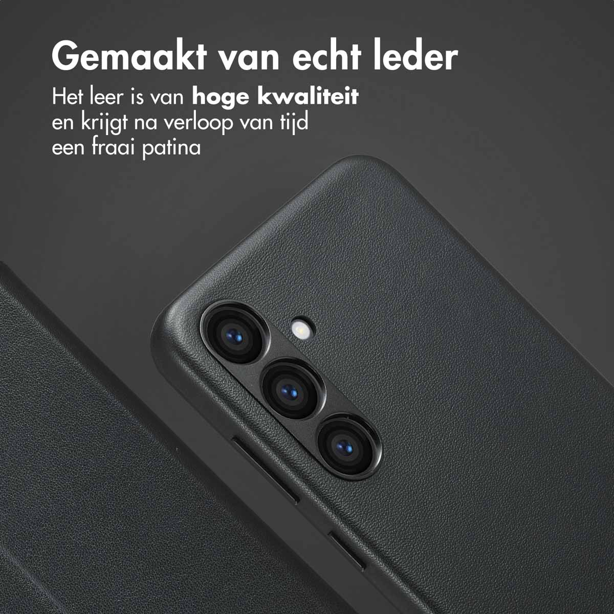 Zwarte telefoonhoes met drie cameralenzen. Donkergrijze achtergrond. Close-up.
