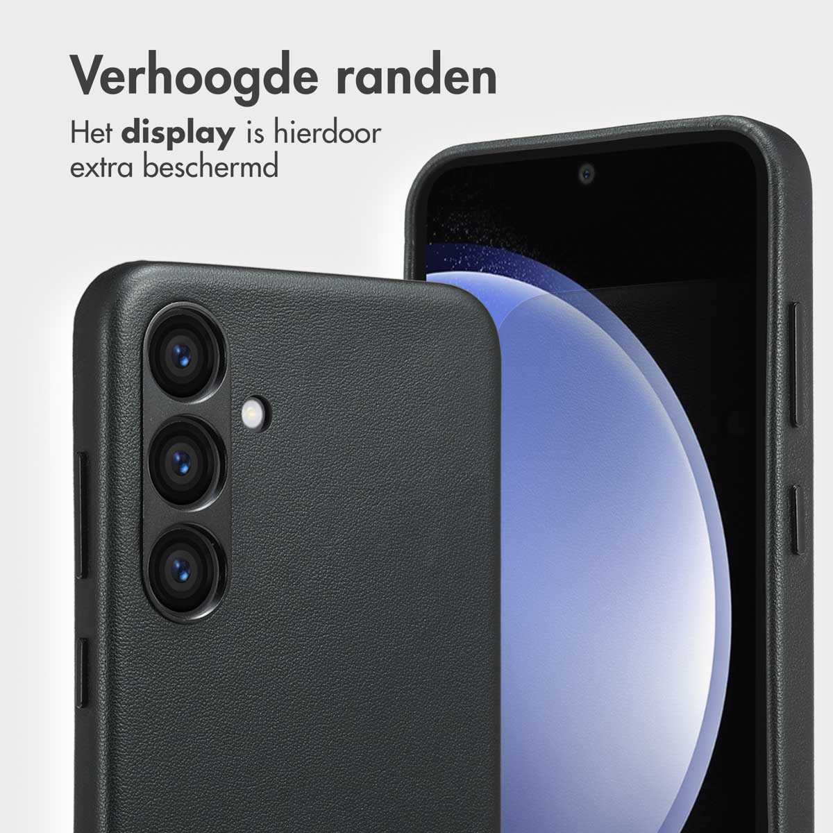 Zwarte telefoonhoes met drie cameralenzen, naast de telefoon.
