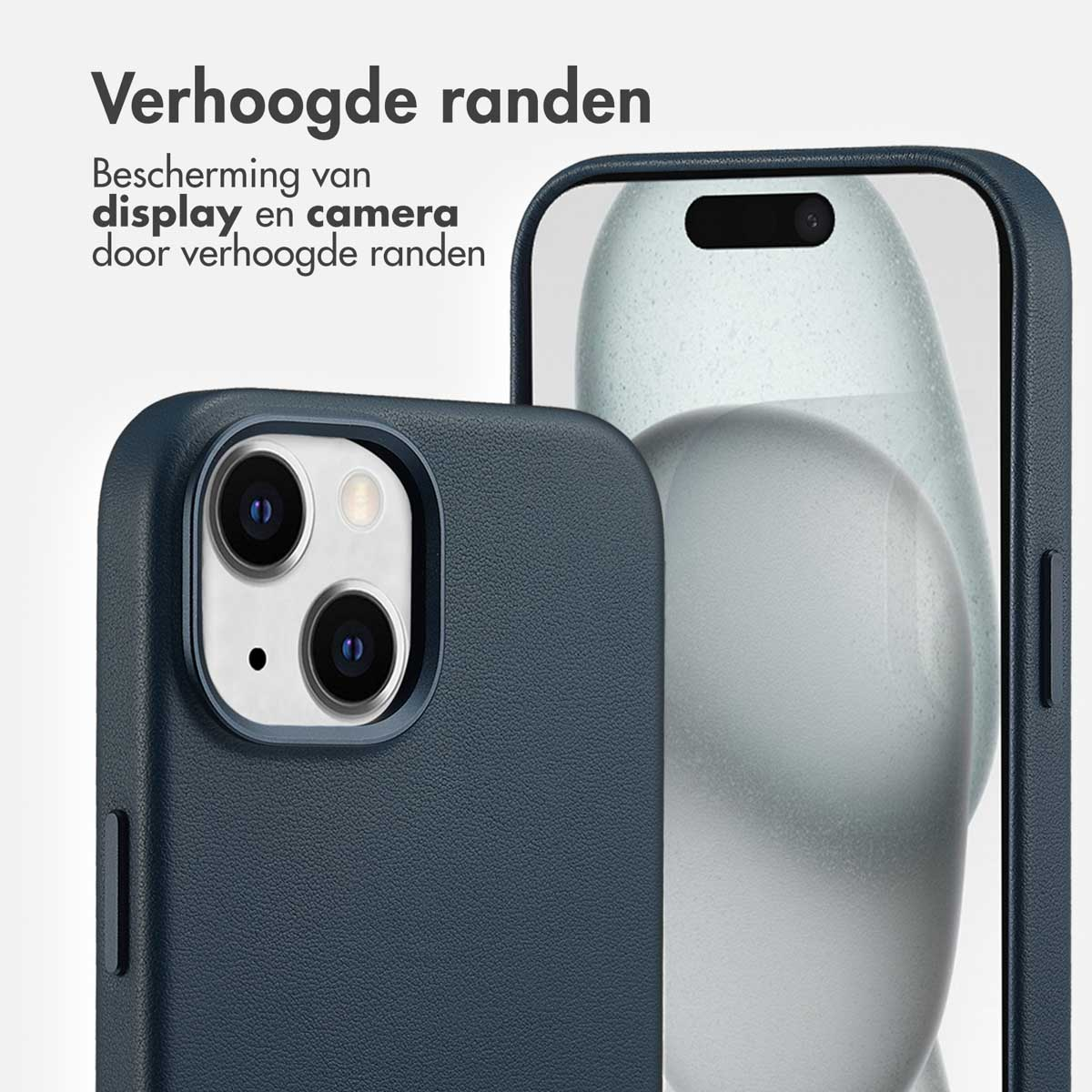 Een donkerblauwe telefoonhoes met een telefoon erin. De hoes heeft verhoogde randen voor camera- en schermbescherming.