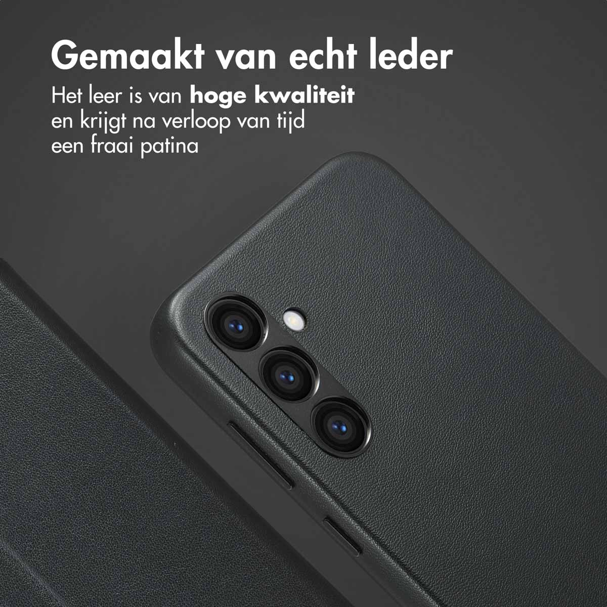 Zwarte telefoonhoes met een zwarte telefoon erin. De hoes heeft leer-look.