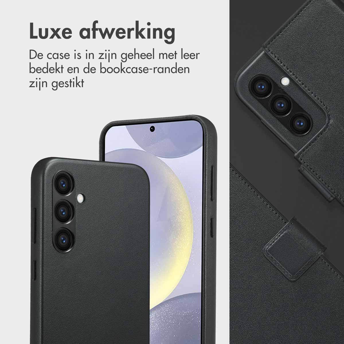 Zwart leren telefoonhoesje. Het heeft een luxe afwerking met gestikte randen en een flap.