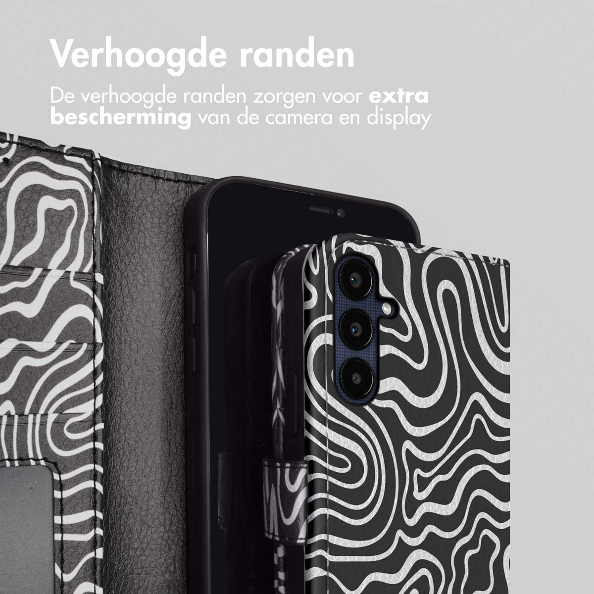 Telefoonhoesje met zwart-wit golvend patroon. Telefoon erin.