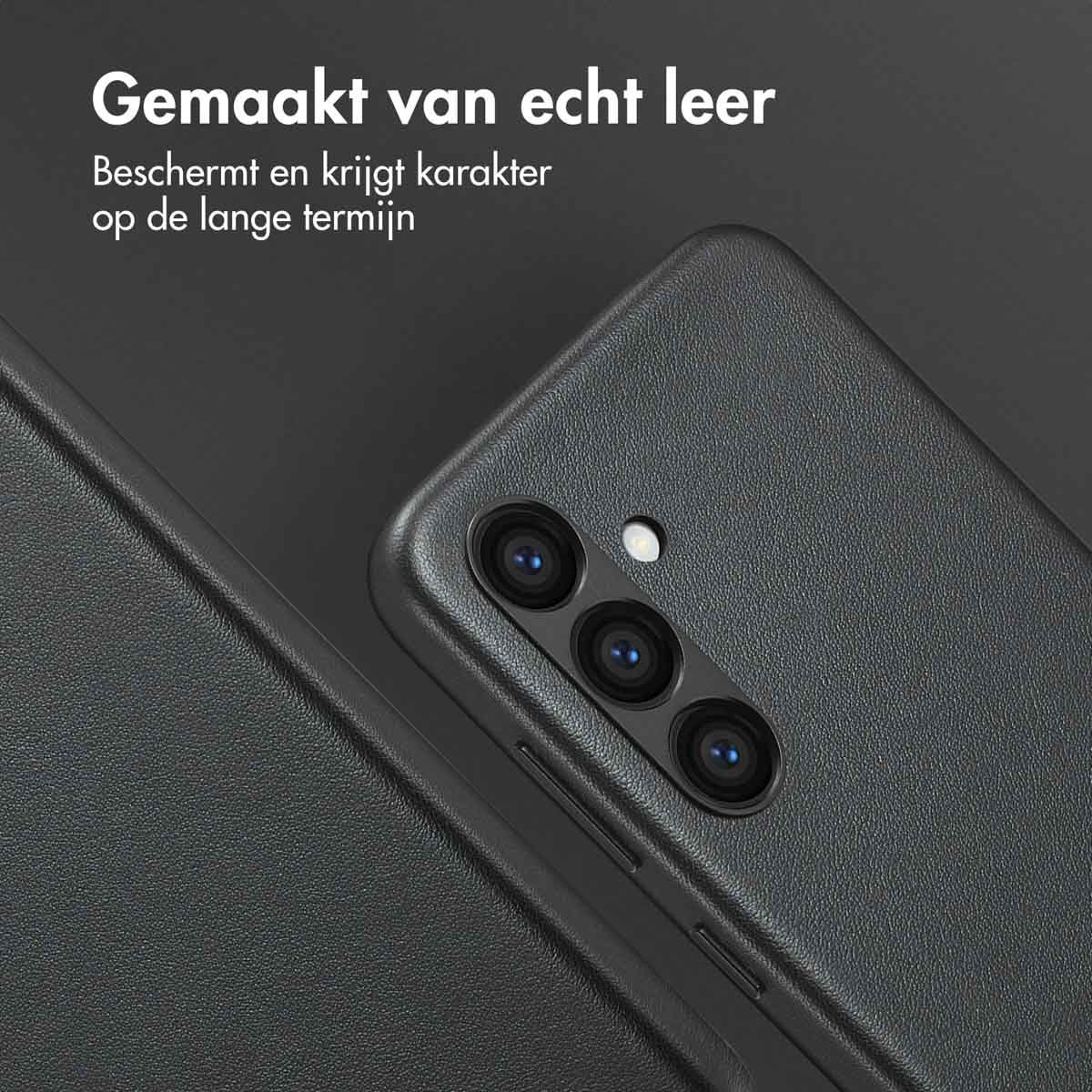Close-up van een zwart telefoonhoesje. Tekst: Gemaakt van echt leer. Beschermt en krijgt karakter na verloop van tijd.