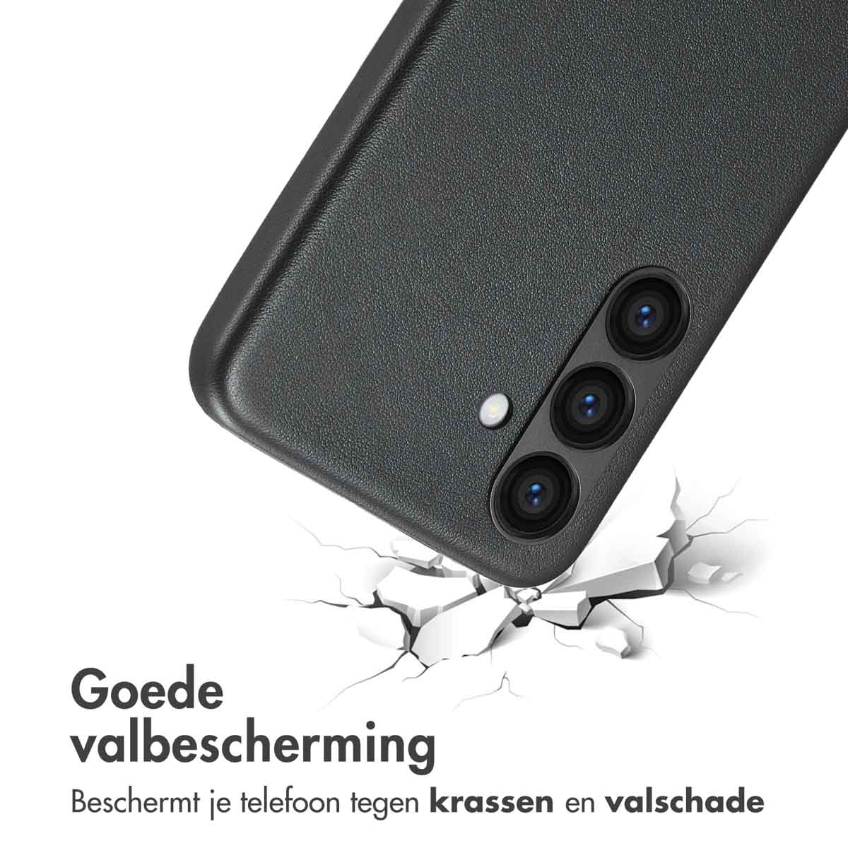 Een zwarte telefoonhoes op een wit oppervlak. De telefoon staat in de buurt van een barst.