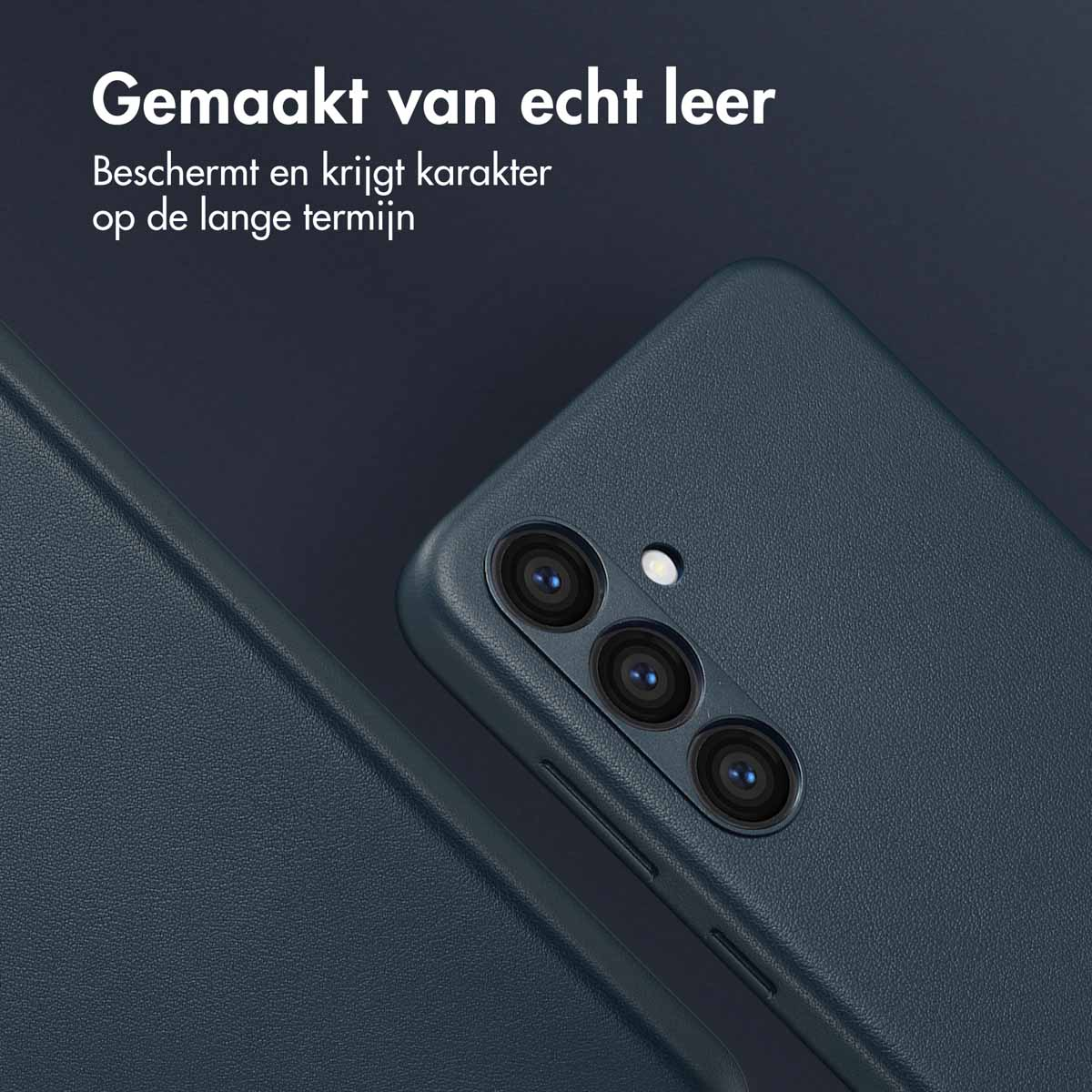 Donkerblauwe telefoonhoes en telefoon. Tekst over gemaakt van echt leer en karakter krijgen in de loop van de tijd.