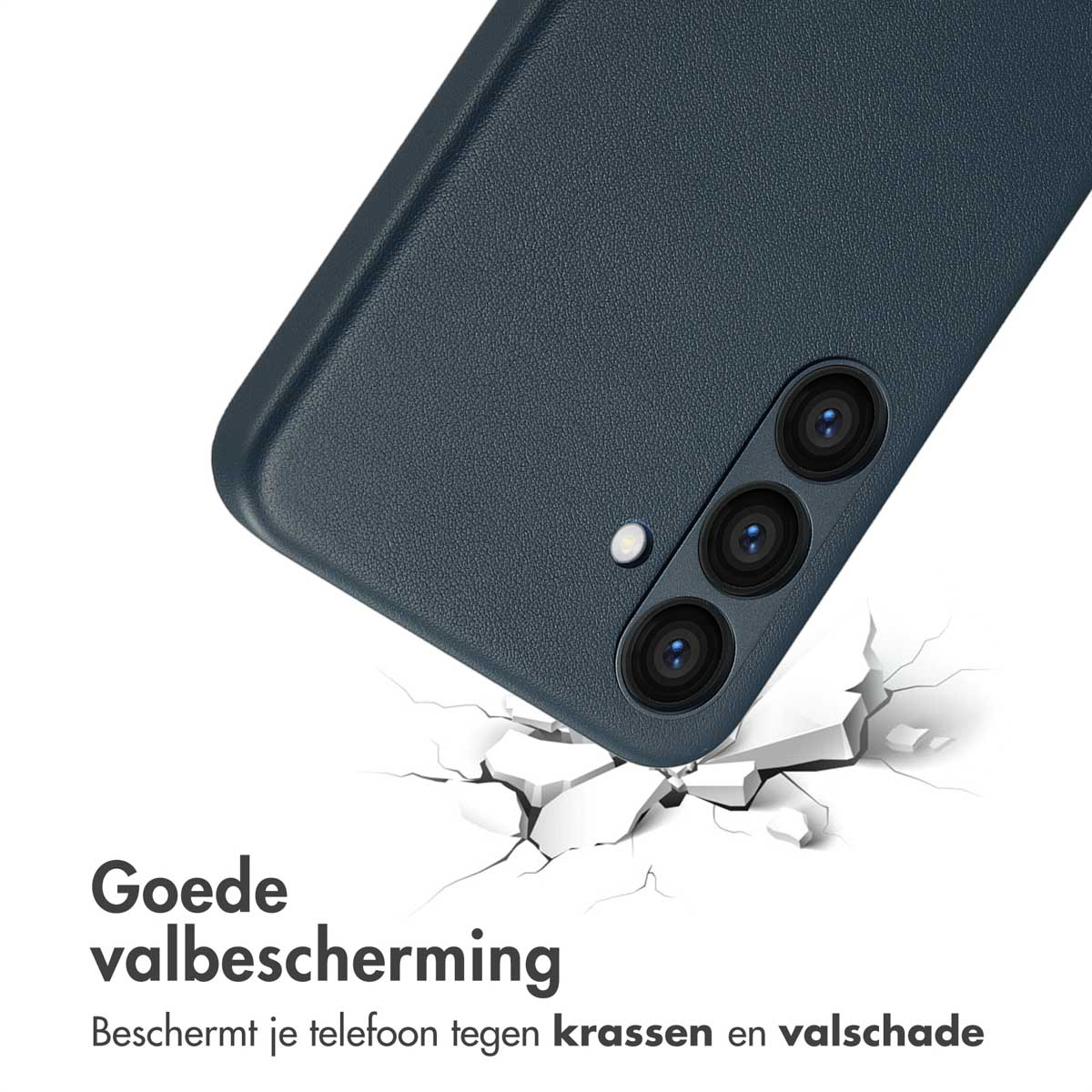Een telefoon valt op de grond en vertoont scheuren. Een blauwe telefoonhoes is aan de telefoon bevestigd.