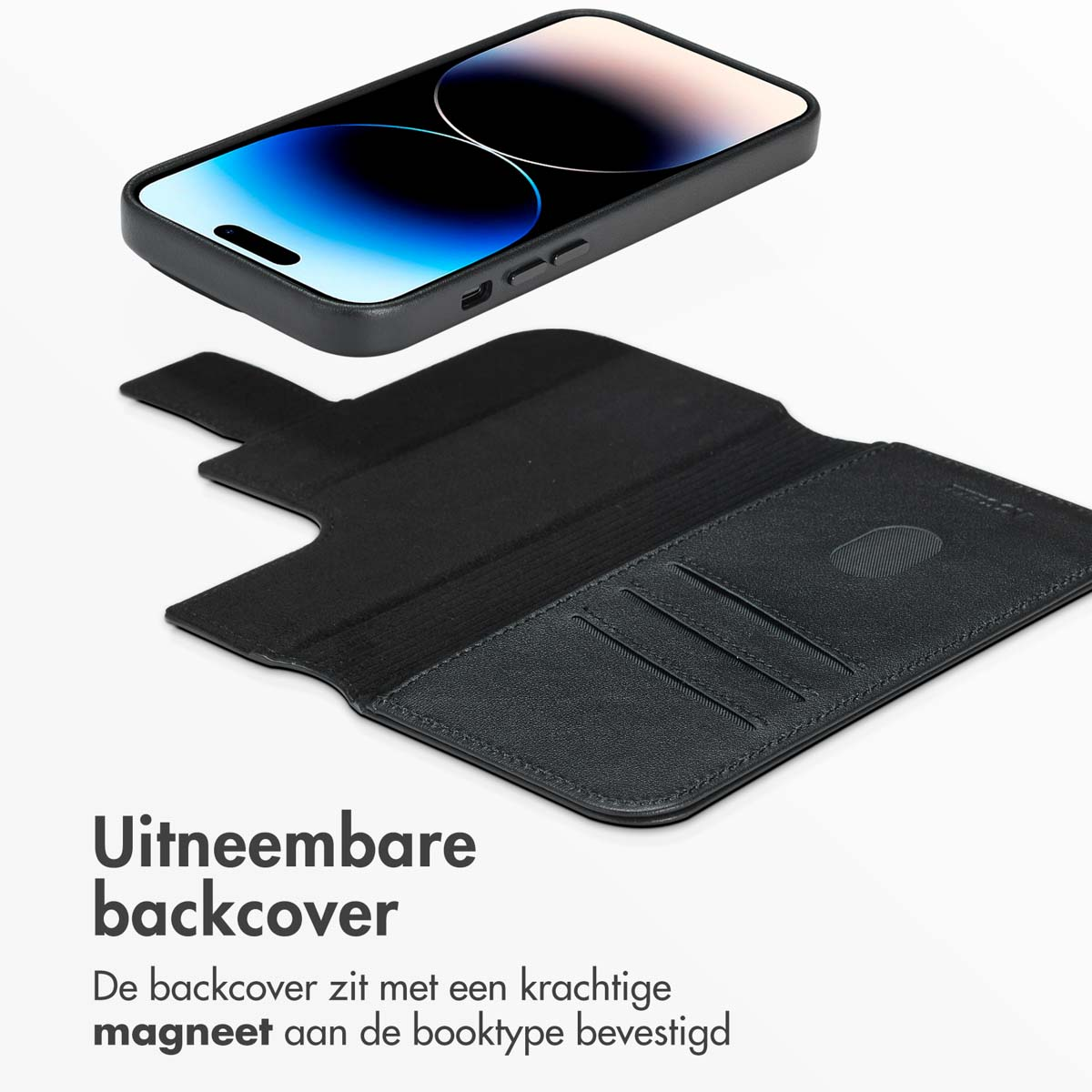 Telefono nero con custodia in pelle nera aperta. La custodia ha fessure per carte e una chiusura magnetica.