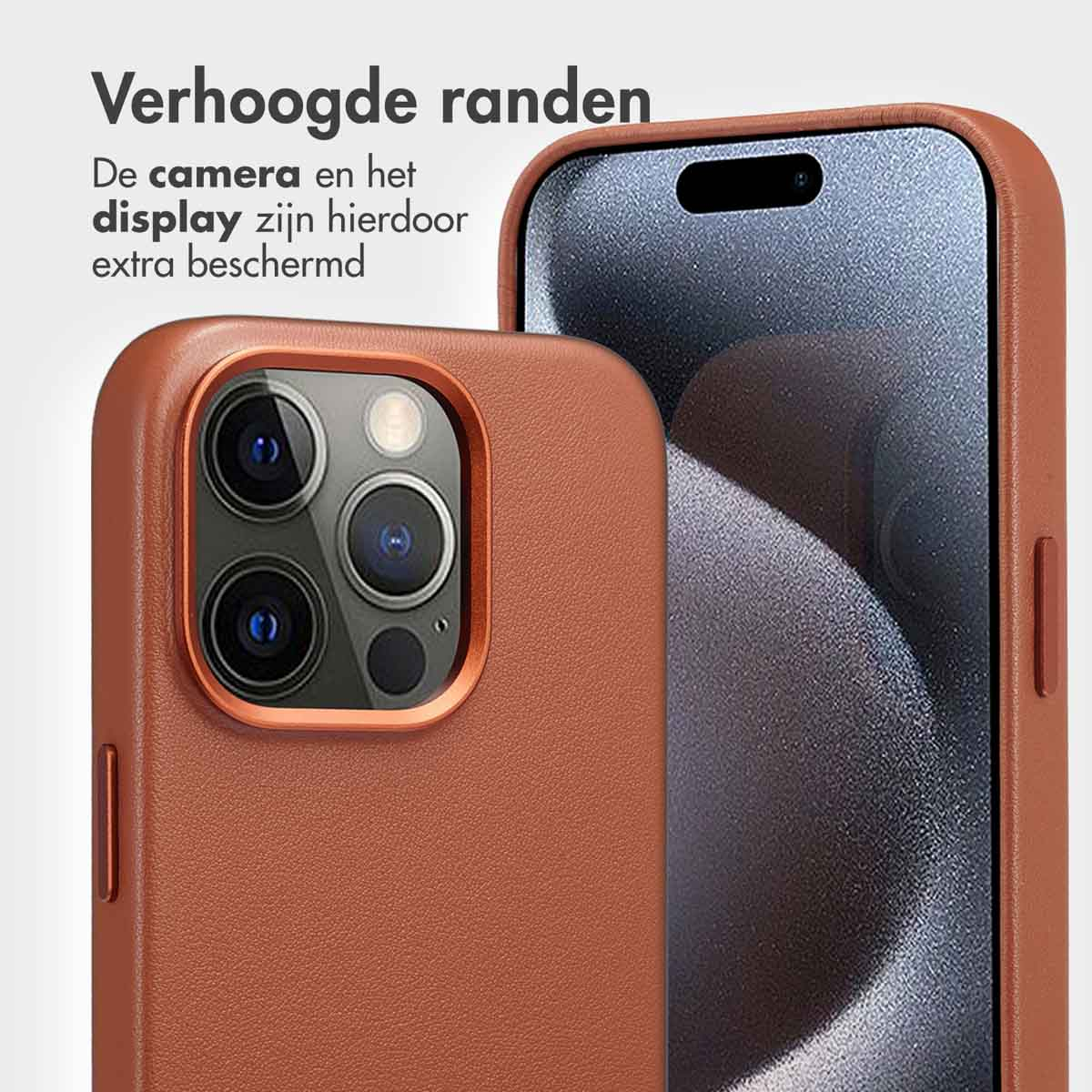Deux étuis de téléphone, marron et noir, avec des bords surélevés. L'étui marron a une découpe pour la caméra.