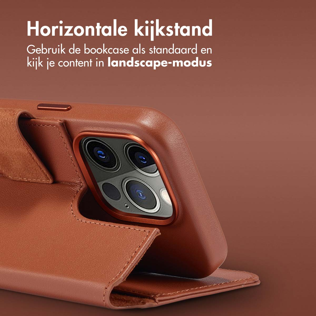 Étui de téléphone ouvert, couleur marron. Texte : Utilisez-le comme support et regardez en mode paysage.