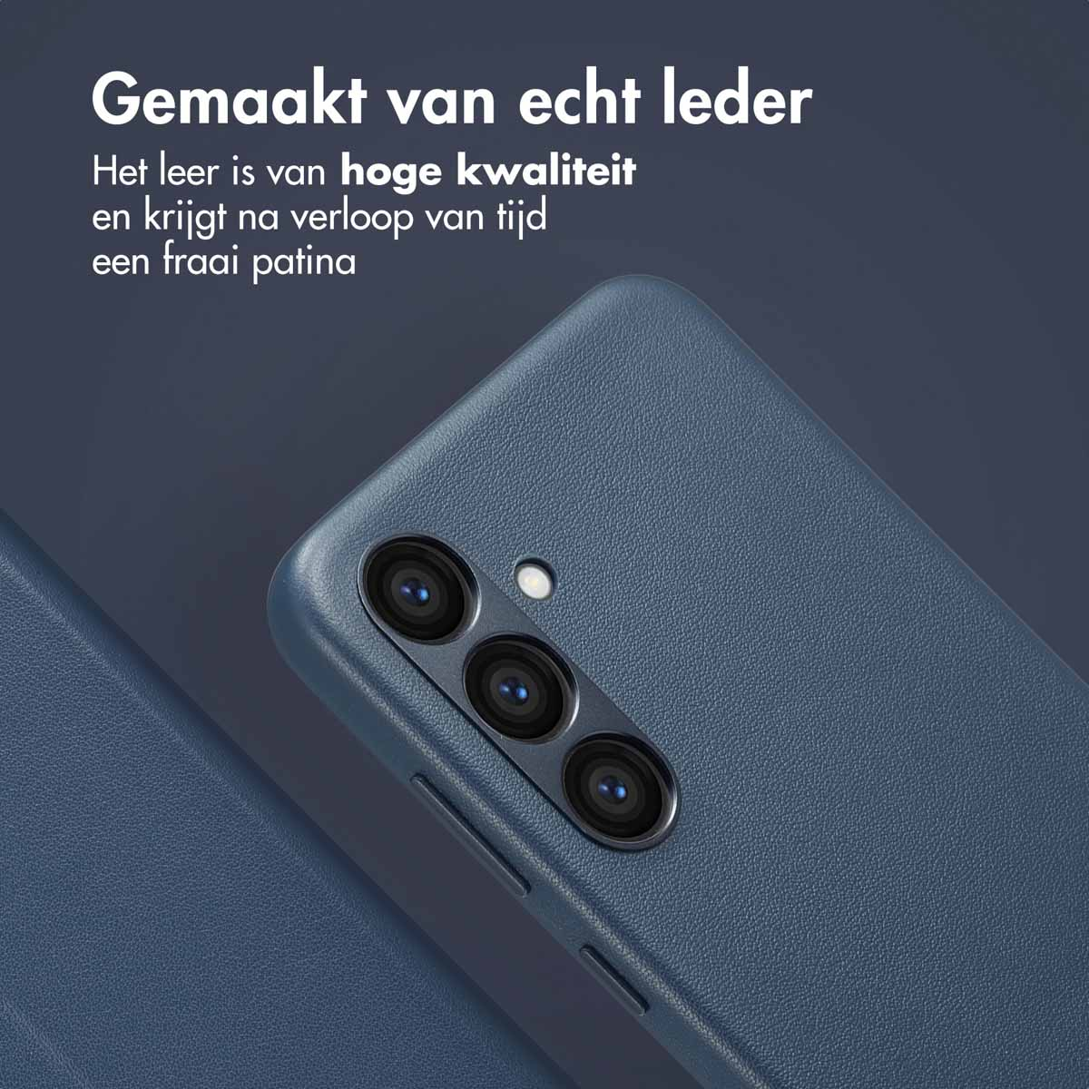 Een close-up van een blauwe telefoonhoes. De hoes is gemaakt van leer en heeft drie camera's.