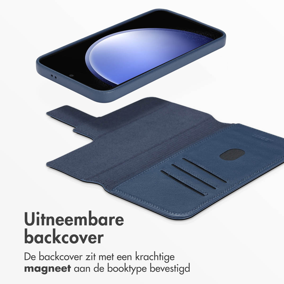 Telefoon met een afneembare blauwe leren achterkant. De telefoon is op de open case geplaatst.