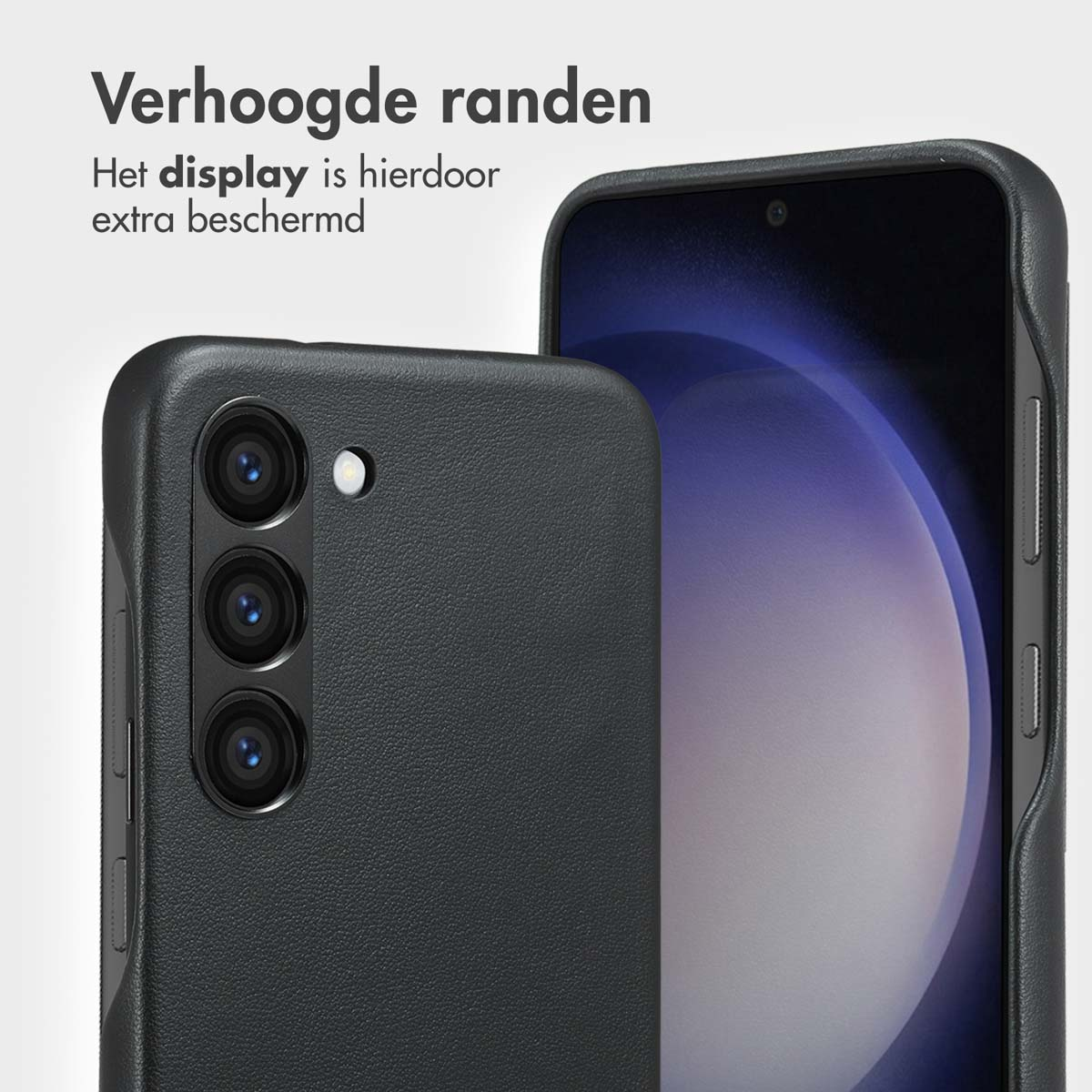 Zwarte telefoonhoes naast een telefoon. Hoes heeft verhoogde randen en drie cameralenzen.