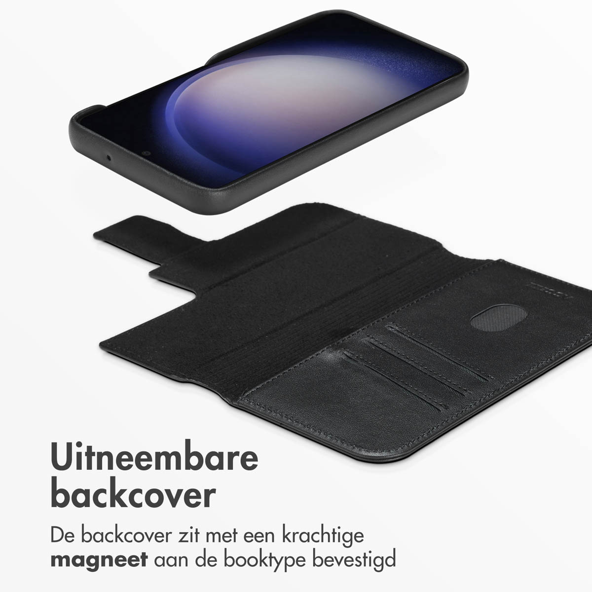 Zwarte telefoon in een zwart leren boekhoesje. De hoes is open, met de telefoon en het interieur zichtbaar.