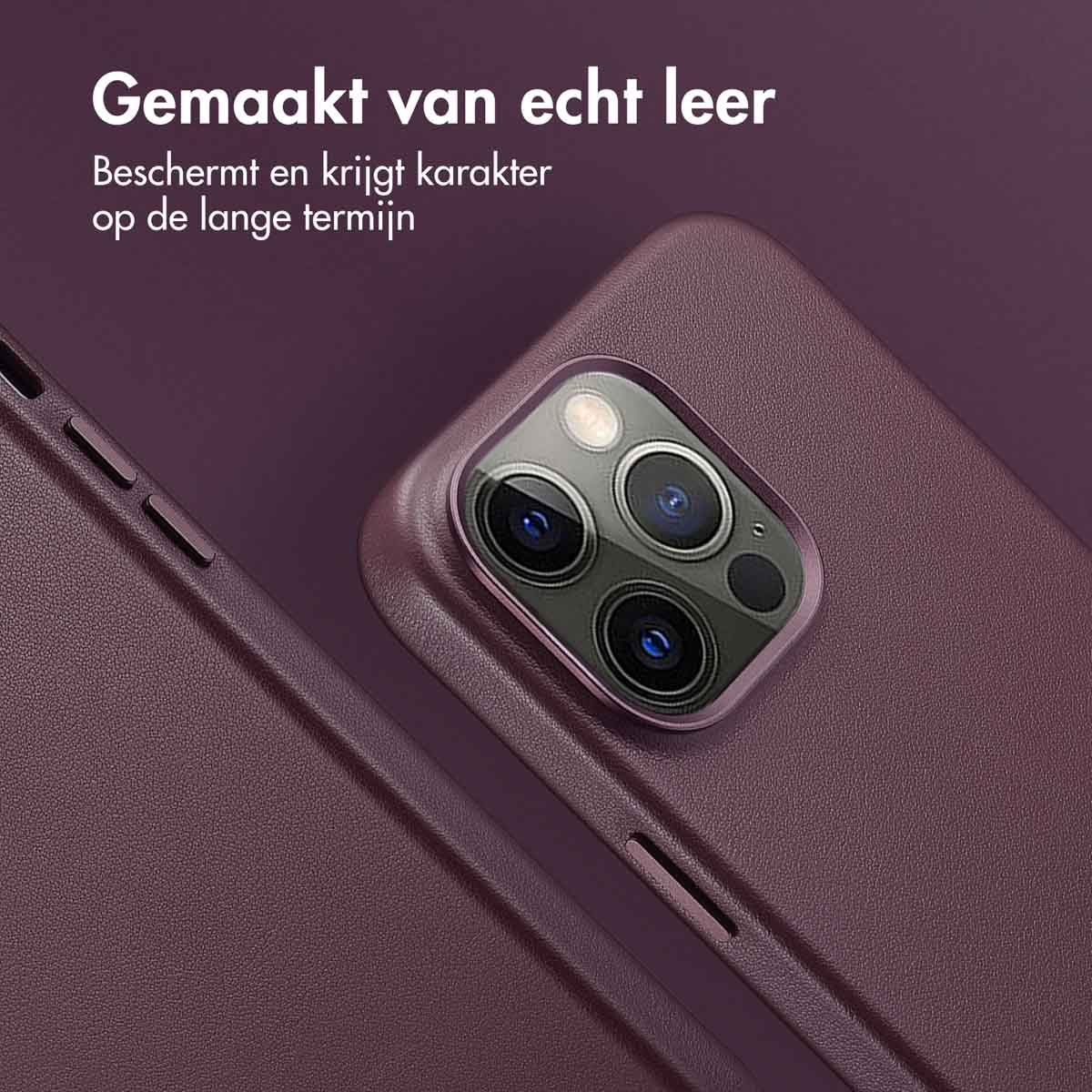 Een close-up van een telefoonhoesje van donkerpaars leer. De telefoon heeft een camera-uitsparing.