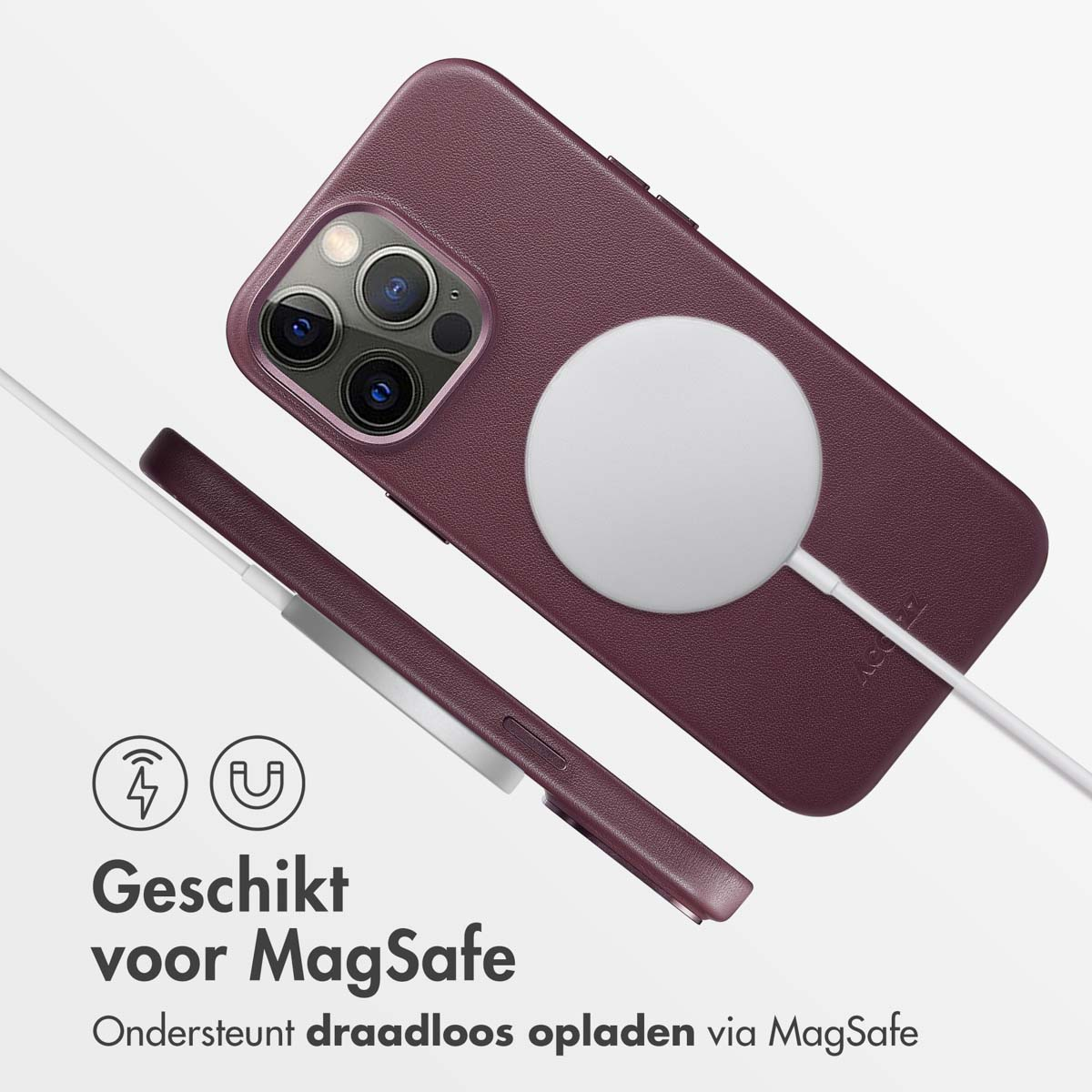 Telefoon en oplader. Bourgondische telefoonhoes met wit oplaadpad.